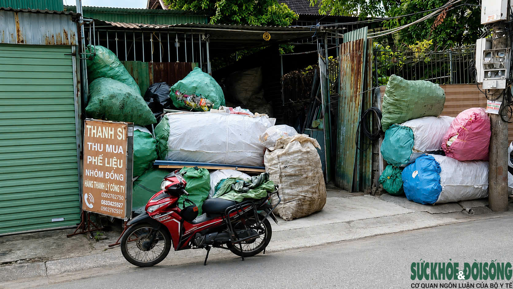 Kho phế liệu sát nhà dân: Nỗi lo sau vụ cháy cạnh chung cư- Ảnh 4.