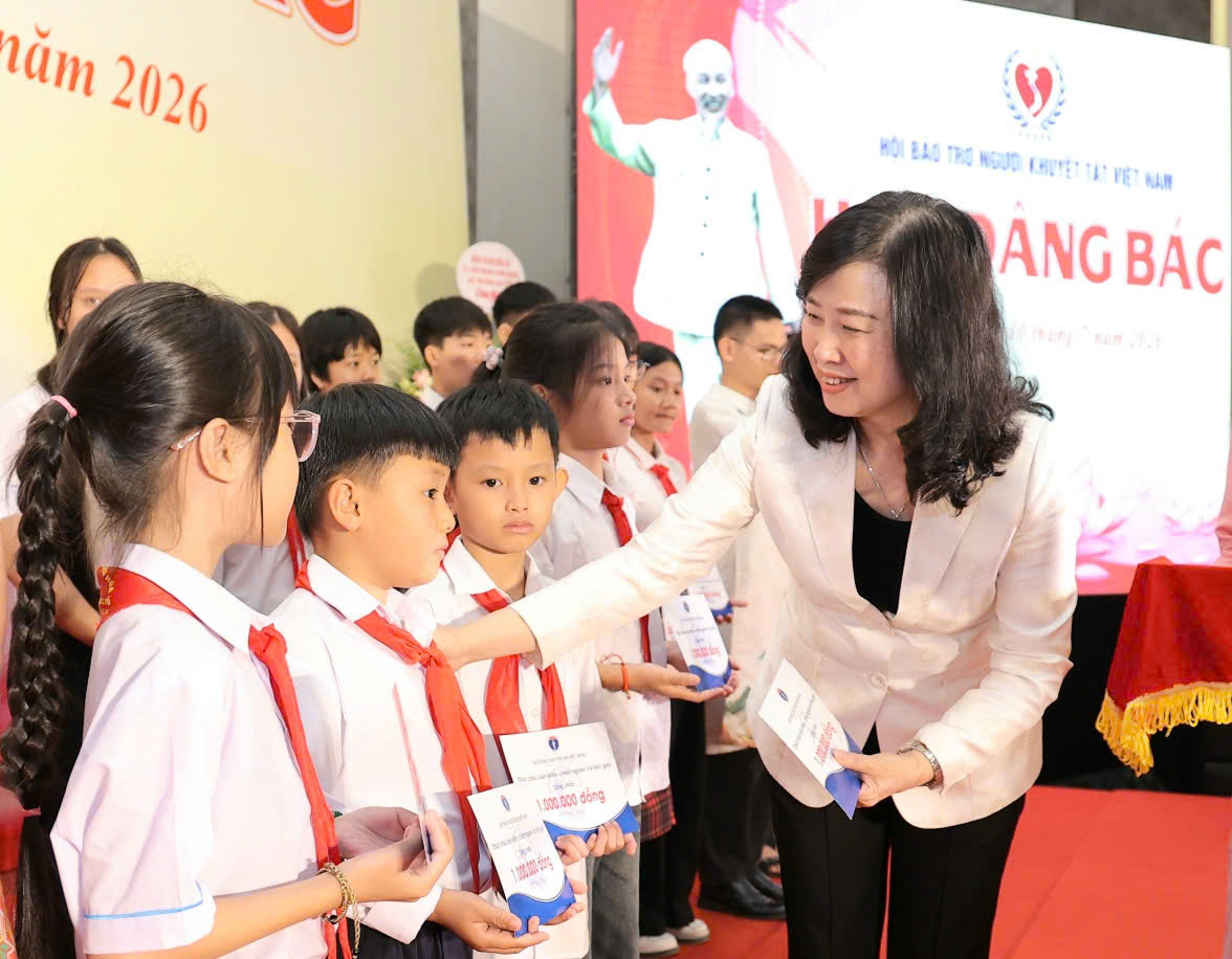 Bộ trưởng Bộ Y tế Đào Hồng Lan: Mỗi trẻ em có hoàn cảnh đặc biệt đều cần một vòng tay yêu thương- Ảnh 3.