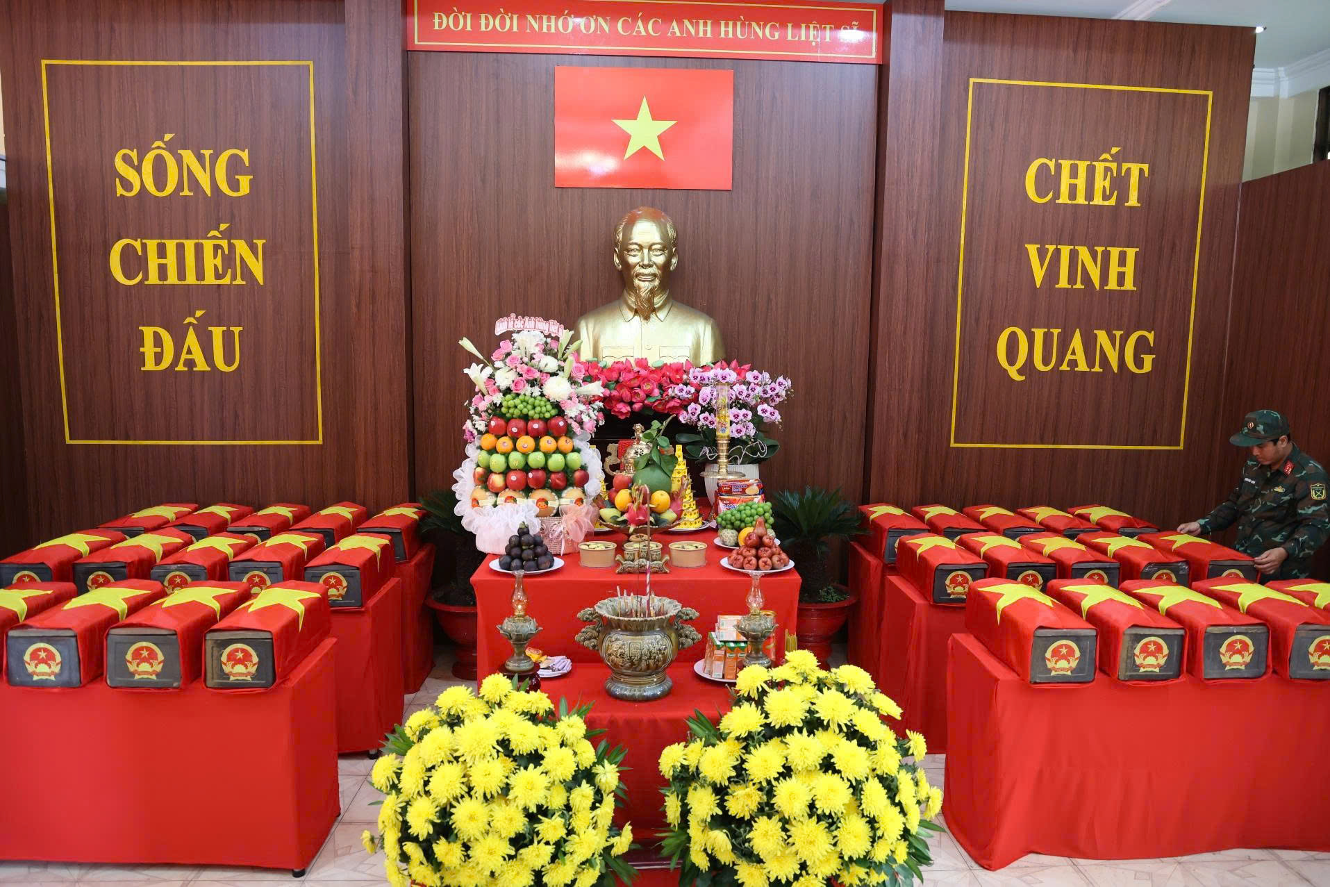 Gallery - Xúc động chứng kiến hài cốt liệt sĩ nằm chồng lên nhau tại Công viên Lê Thị Riêng - image 3