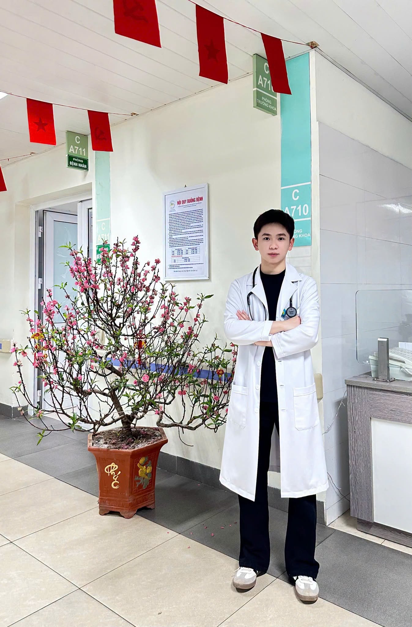 Học viện Y - Dược học cổ truyền Việt Nam khen thưởng kịp thời nam sinh viên cứu người giữa đường - Ảnh 3.