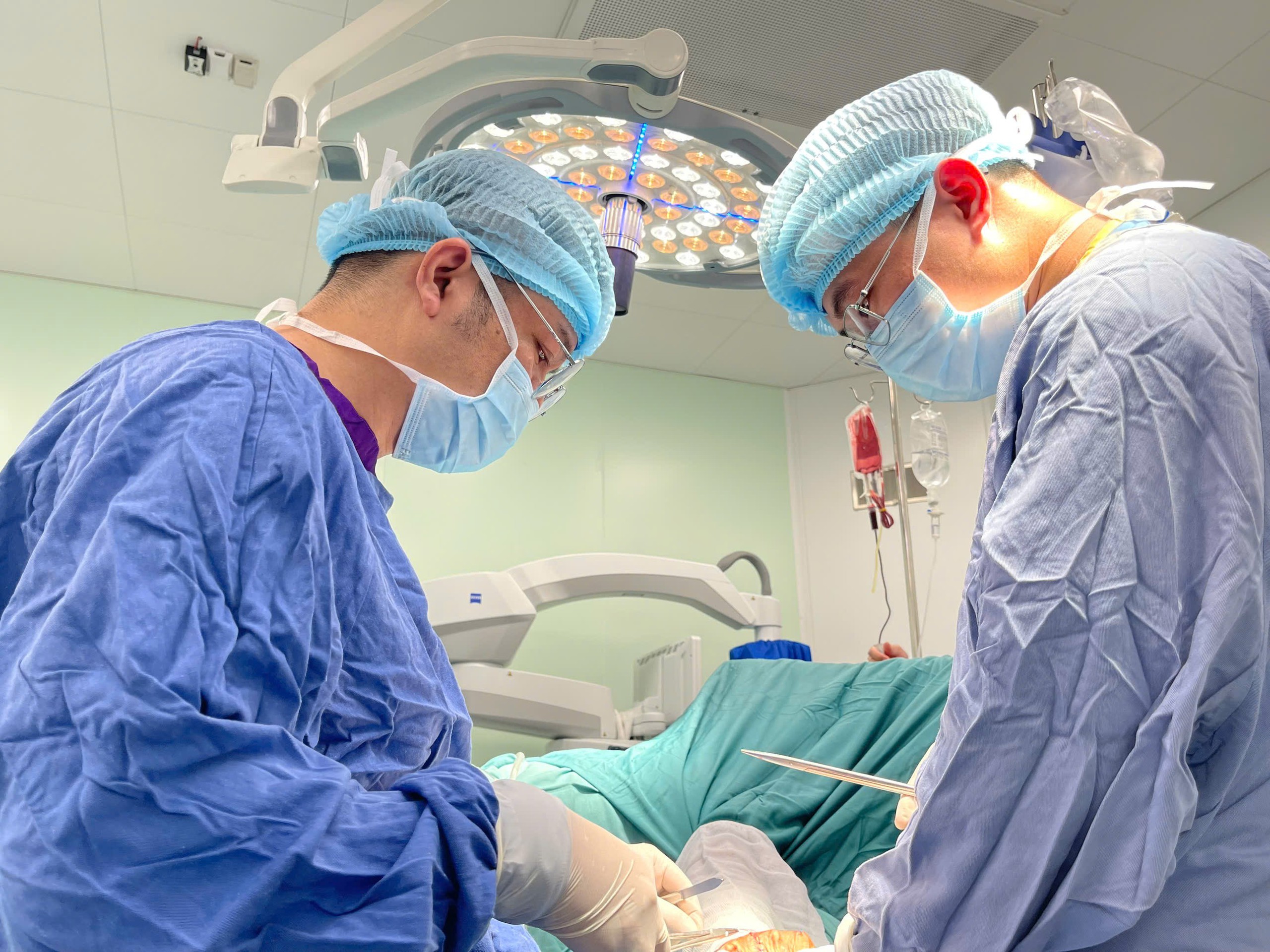 Ca phẫu thuật trong đêm đầu tiên cứu bệnh nhân nặng tại Bệnh viện Hữu nghị Việt Đức cơ sở Ninh Bình- Ảnh 3.