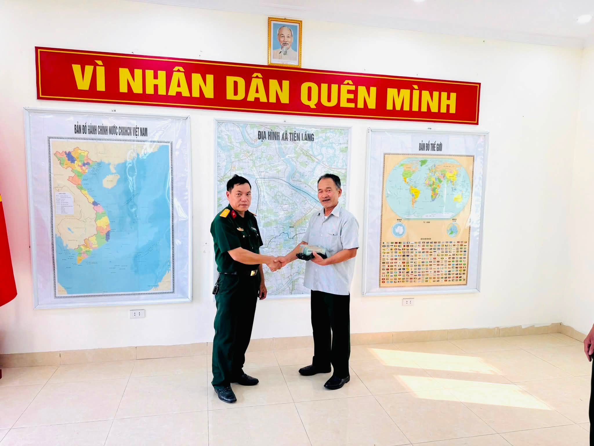Thiếu tá quân đội trao trả hơn 200 triệu đồng nhặt được trên đường về- Ảnh 2.
