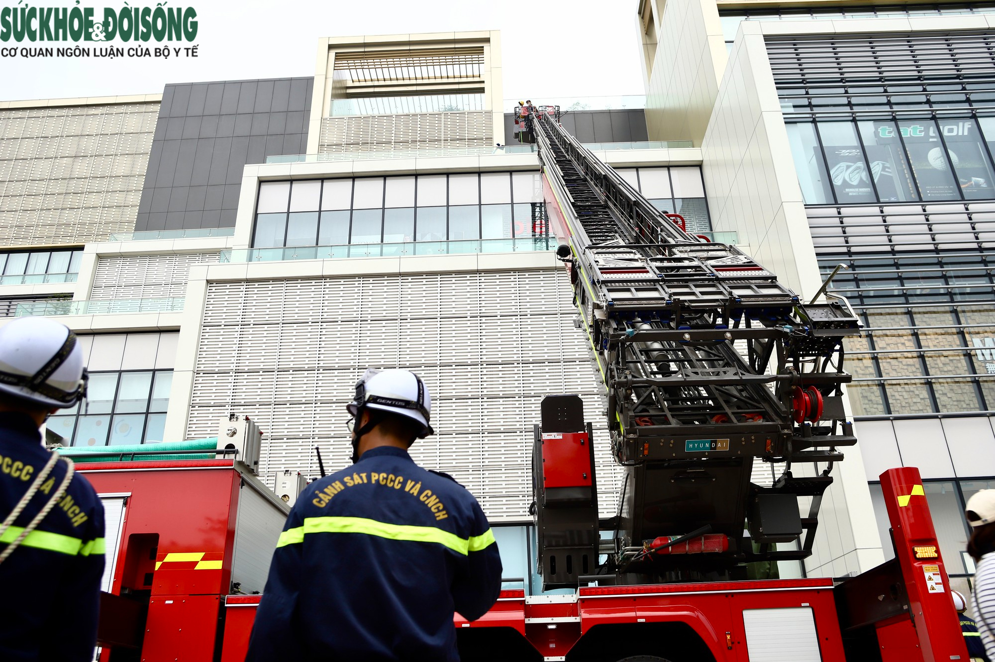 Từ cháy tầng hầm đến cứu người trên mái nhà: Toàn cảnh cuộc diễn tập chữa cháy quy mô lớn tại Hà Nội- Ảnh 5.