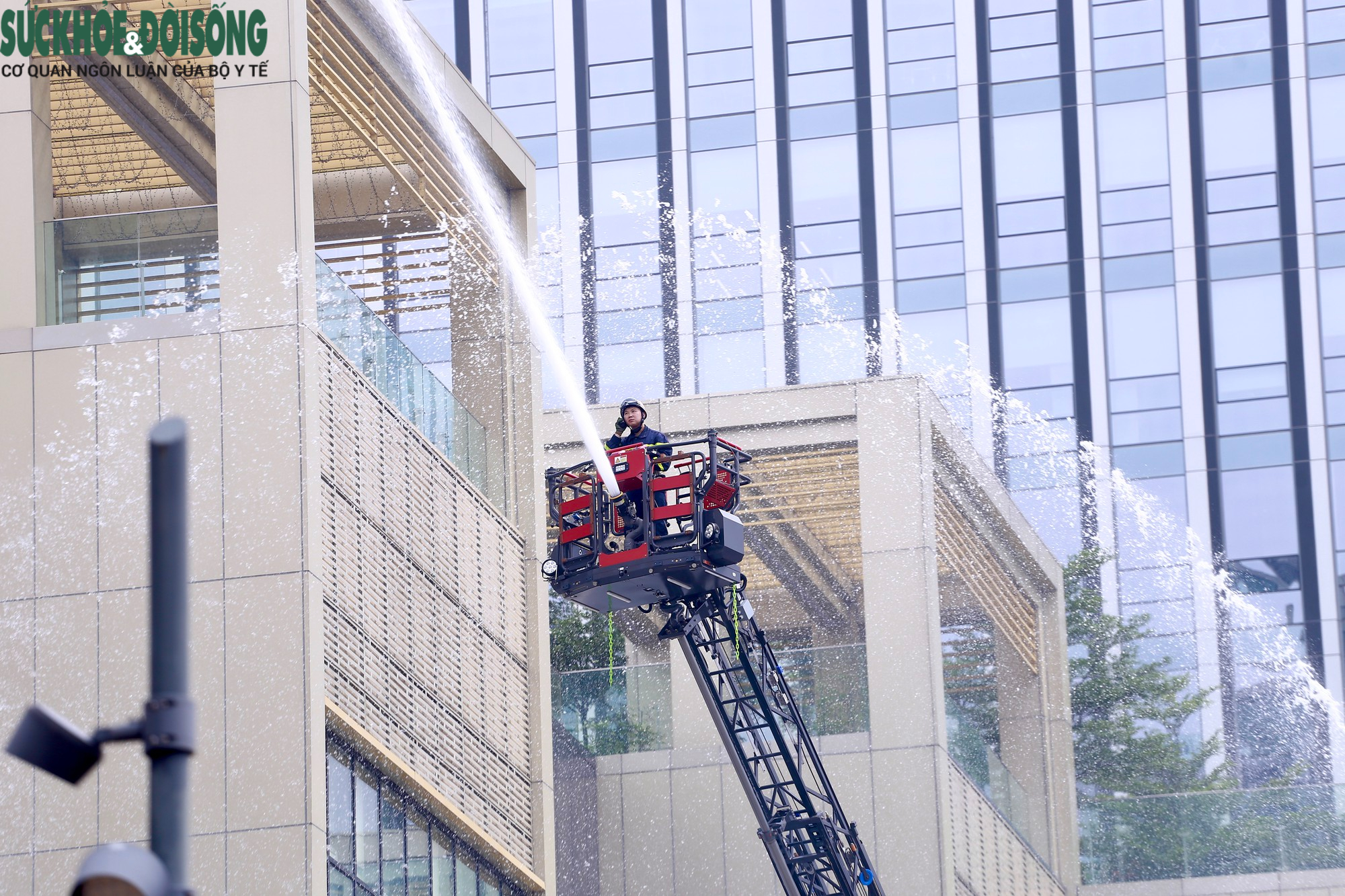 Từ cháy tầng hầm đến cứu người trên mái nhà: Toàn cảnh cuộc diễn tập chữa cháy quy mô lớn tại Hà Nội- Ảnh 14.