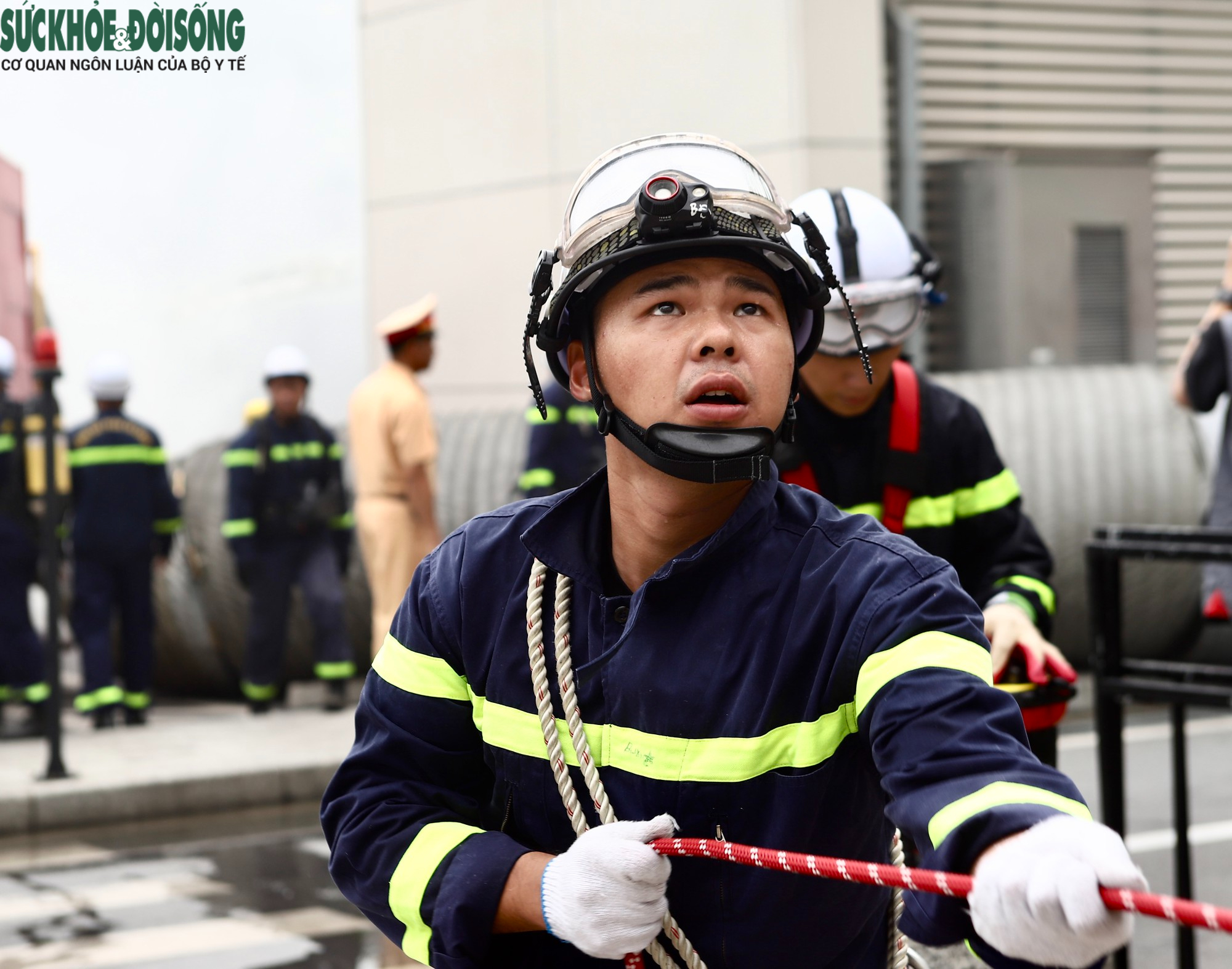 Từ cháy tầng hầm đến cứu người trên mái nhà: Toàn cảnh cuộc diễn tập chữa cháy quy mô lớn tại Hà Nội- Ảnh 11.