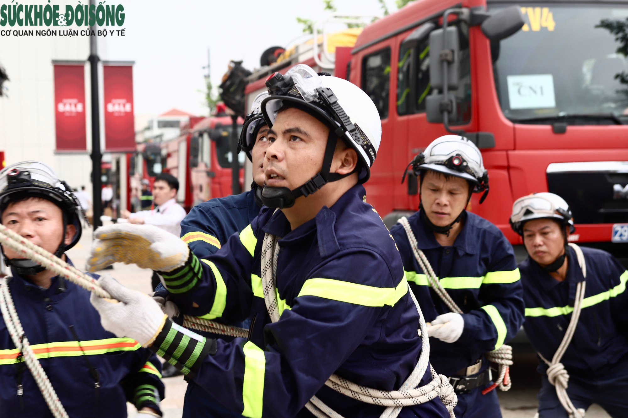 Từ cháy tầng hầm đến cứu người trên mái nhà: Toàn cảnh cuộc diễn tập chữa cháy quy mô lớn tại Hà Nội- Ảnh 12.