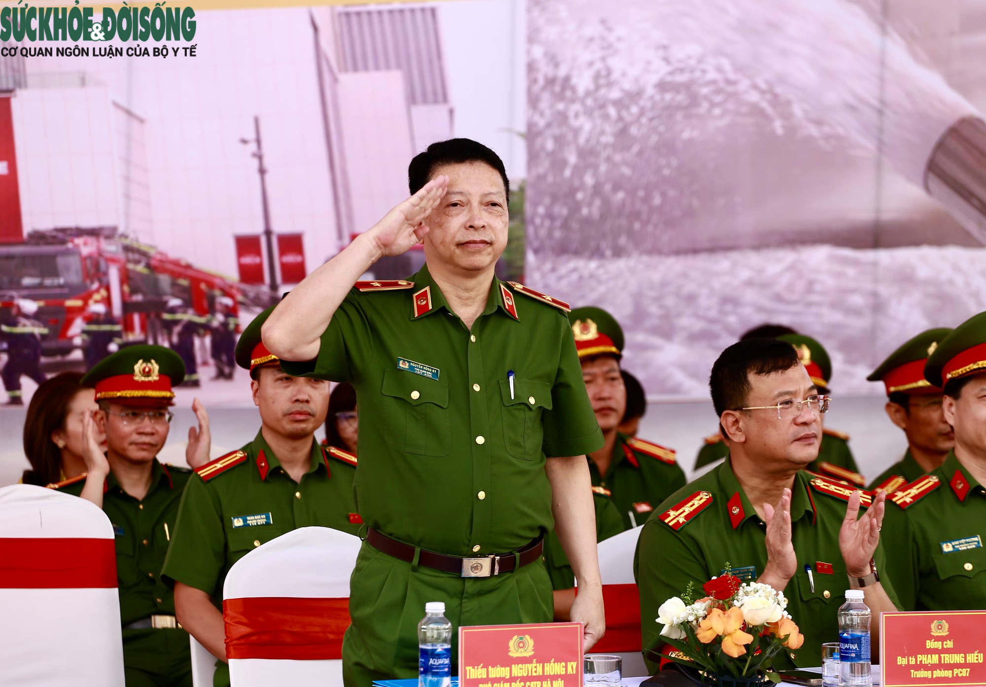 Từ cháy tầng hầm đến cứu người trên mái nhà: Toàn cảnh cuộc diễn tập chữa cháy quy mô lớn tại Hà Nội- Ảnh 2.