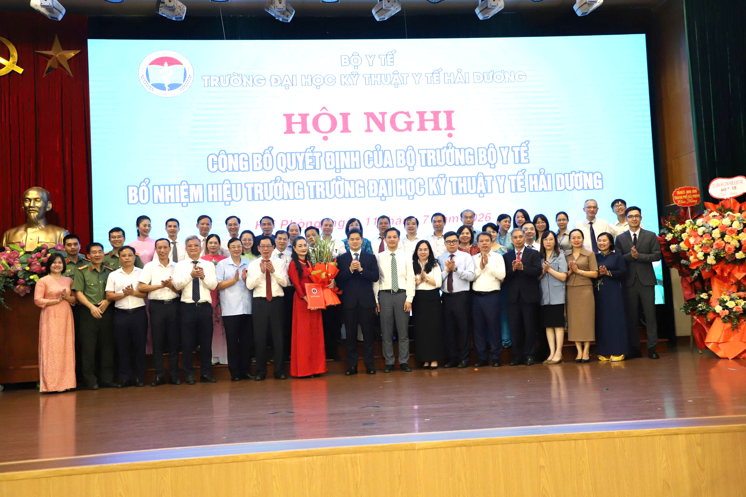 Thứ trưởng Thường trực Vũ Mạnh Hà trao quyết định bổ nhiệm Hiệu trưởng Trường Đại học Kỹ thuật Y tế Hải Dương- Ảnh 3.