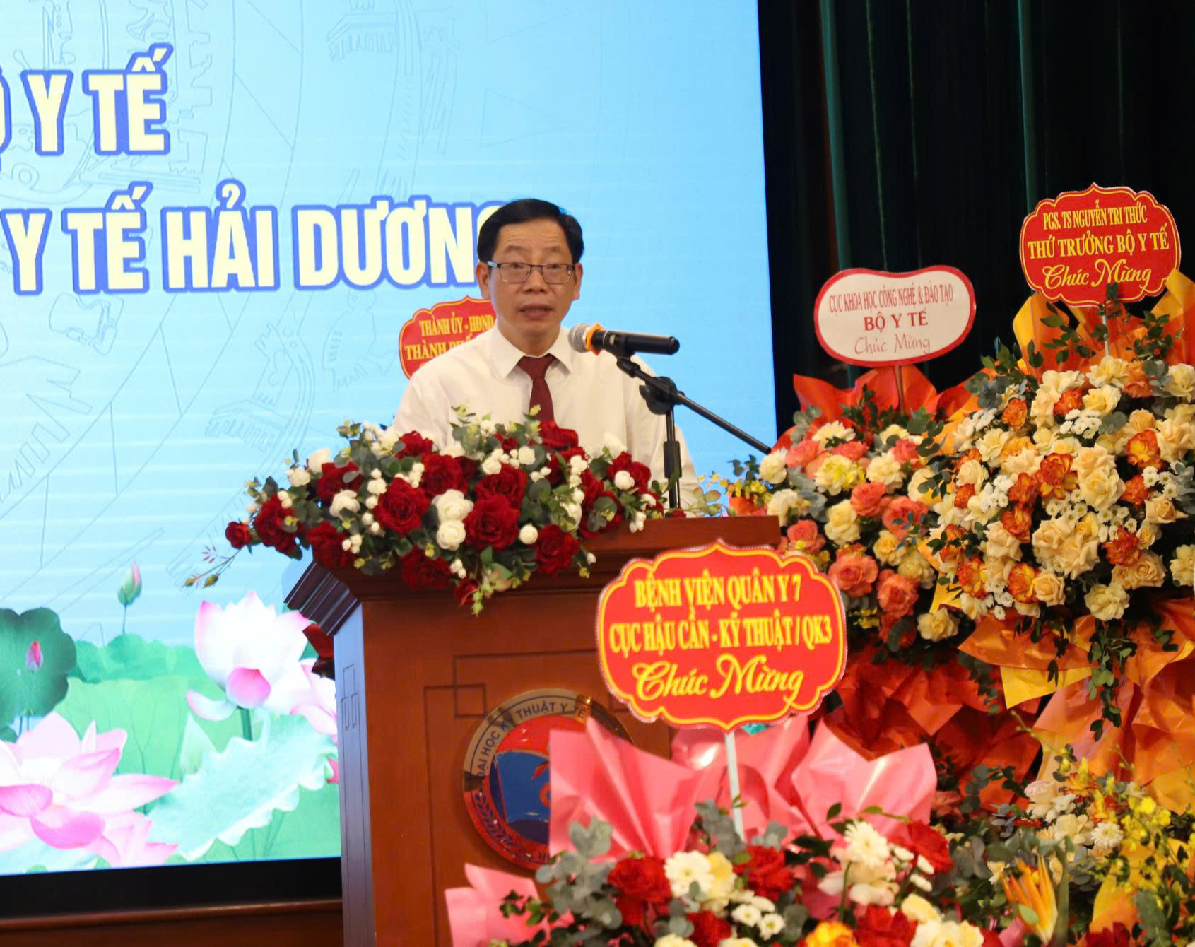 Thứ trưởng Thường trực Vũ Mạnh Hà trao quyết định bổ nhiệm Hiệu trưởng Trường Đại học Kỹ thuật Y tế Hải Dương- Ảnh 4.
