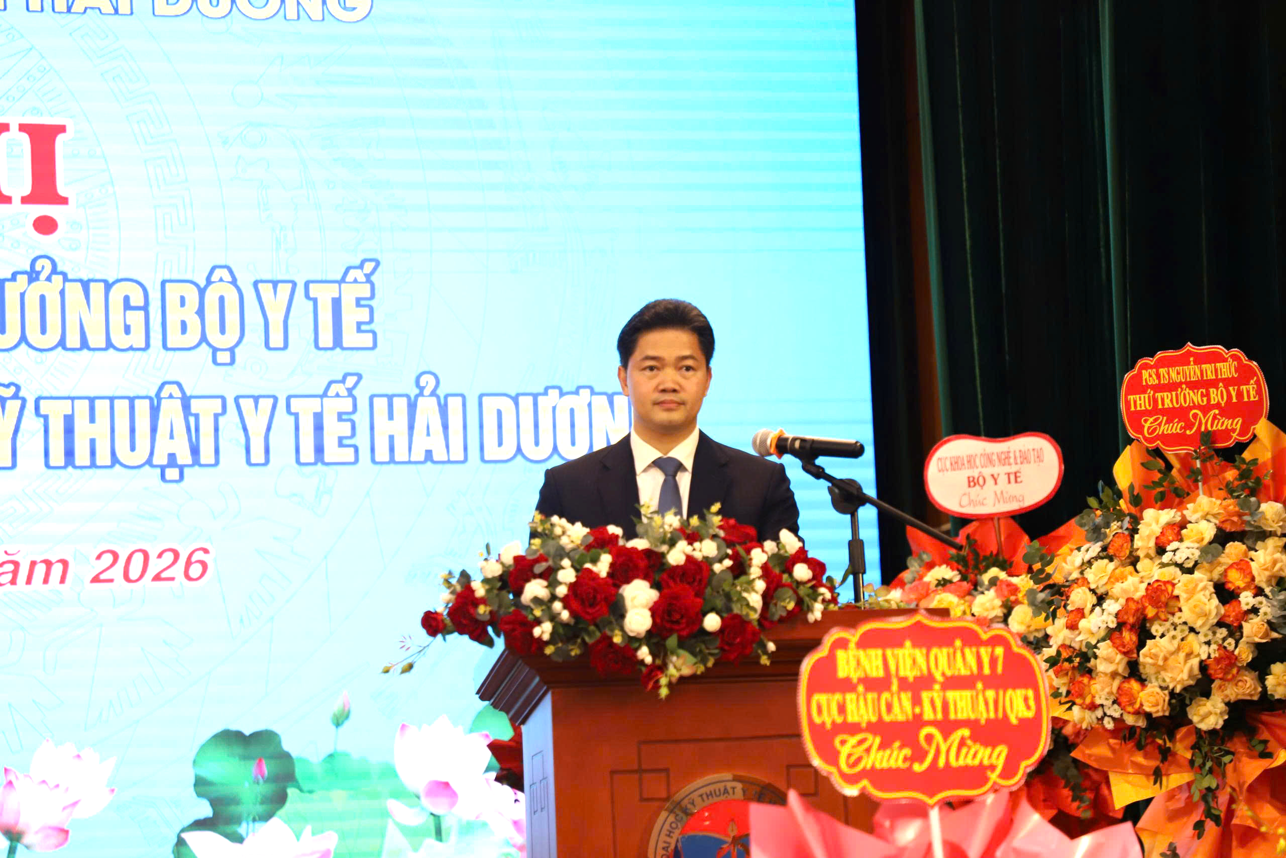 Thứ trưởng Thường trực Vũ Mạnh Hà trao quyết định bổ nhiệm Hiệu trưởng Trường Đại học Kỹ thuật Y tế Hải Dương- Ảnh 2.