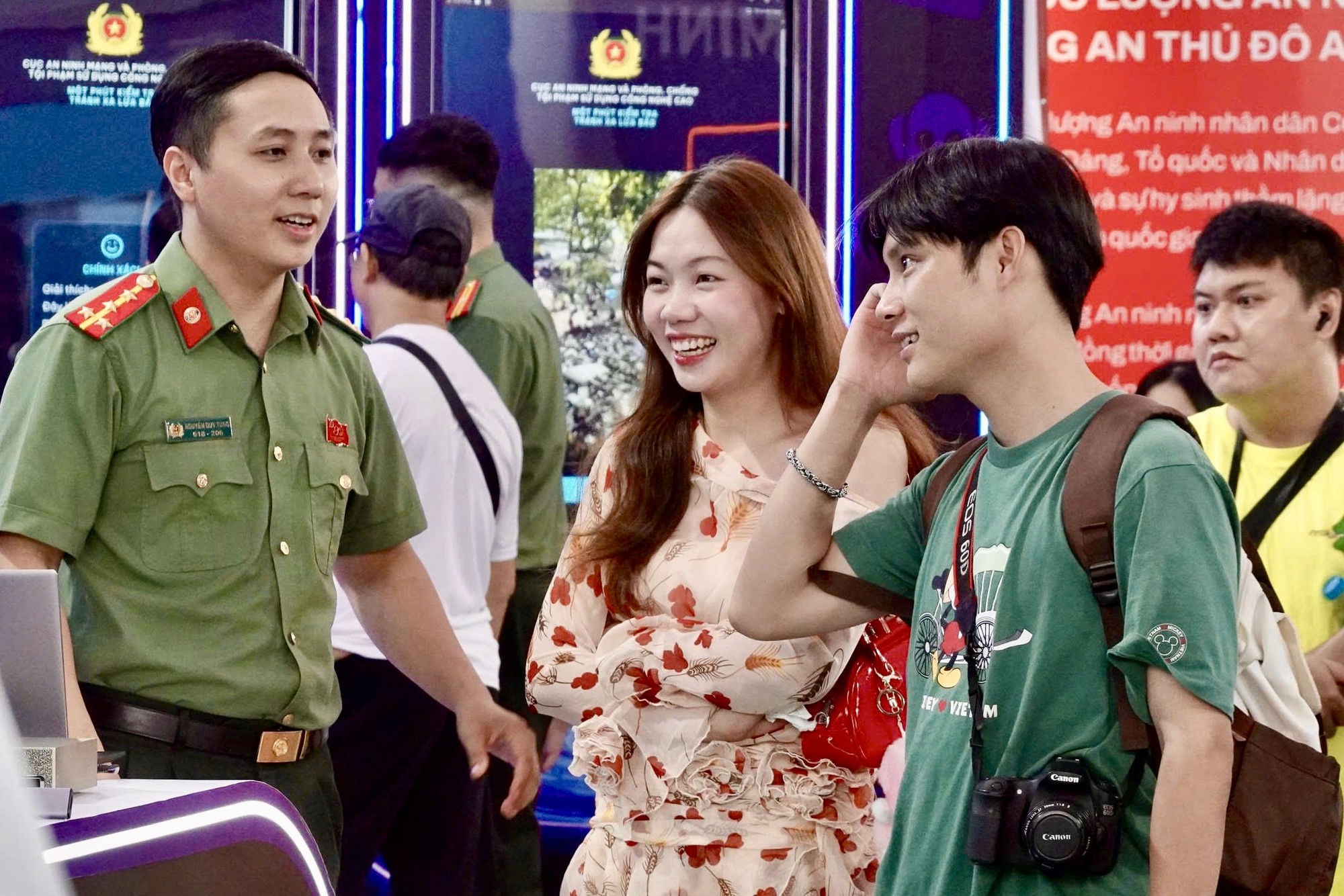 Người dân trải nghiệm 'đấu trí' với lừa đảo trực tuyến tại phố đi bộ Hà Nội - Ảnh 1.