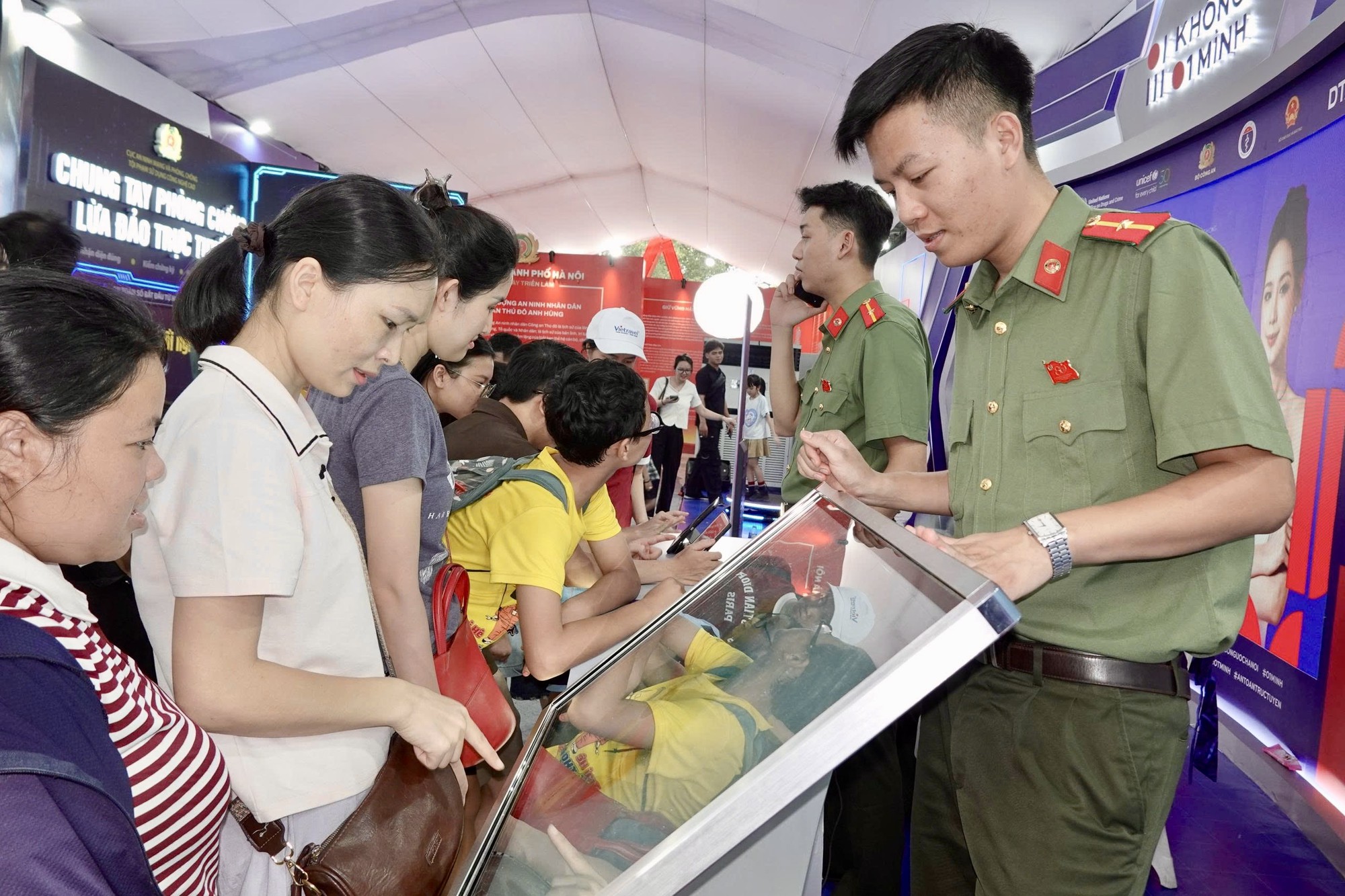 Người dân trải nghiệm 'đấu trí' với lừa đảo trực tuyến tại phố đi bộ Hà Nội - Ảnh 2.