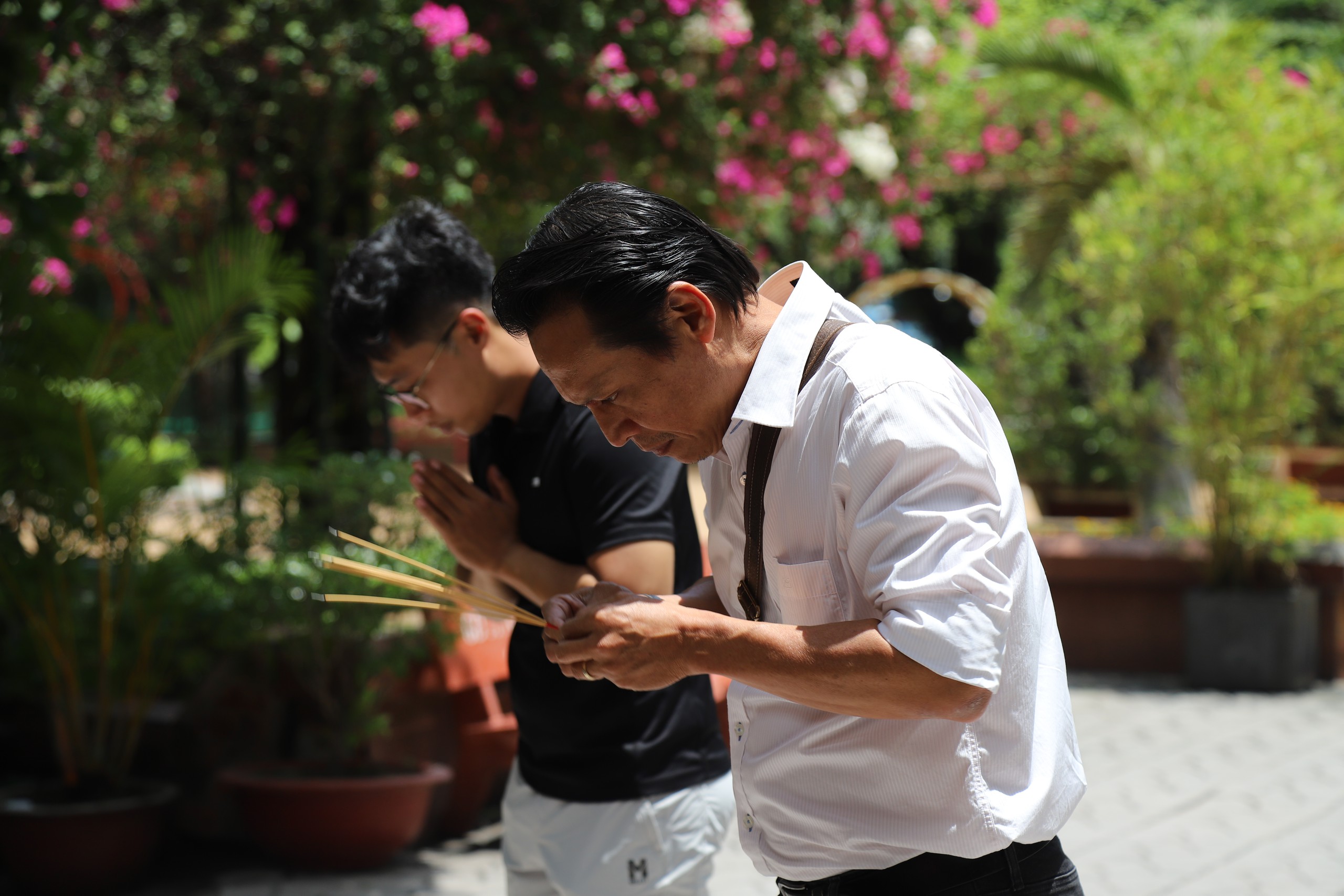 Gallery - Xúc động dòng người đến tri ân các Anh hùng liệt sĩ tại Công viên Lê Thị Riêng - image 3