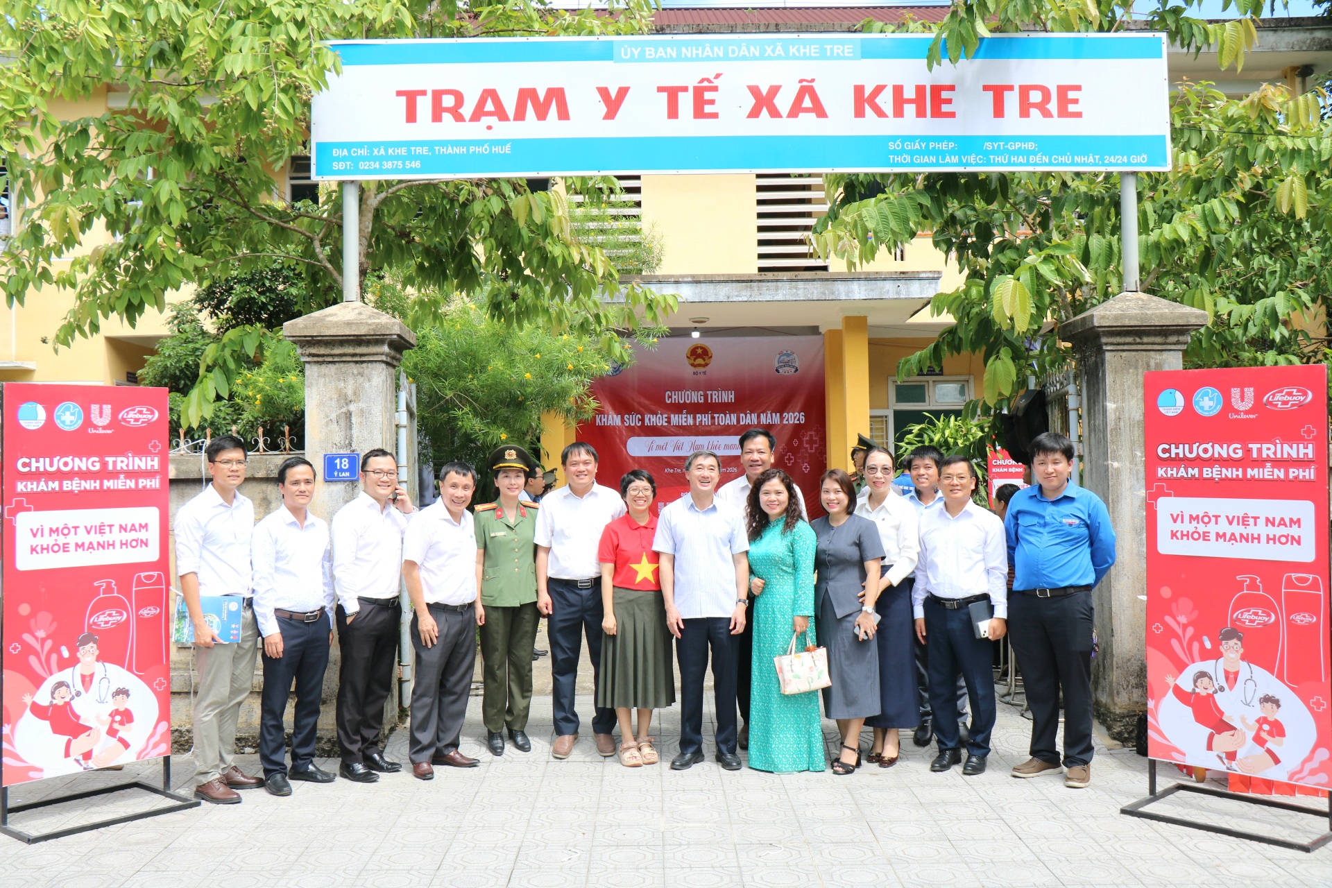Thứ trưởng Bộ Y tế Trần Văn Thuấn dự chương trình khám sức khỏe miễn phí toàn dân tại Huế- Ảnh 10.