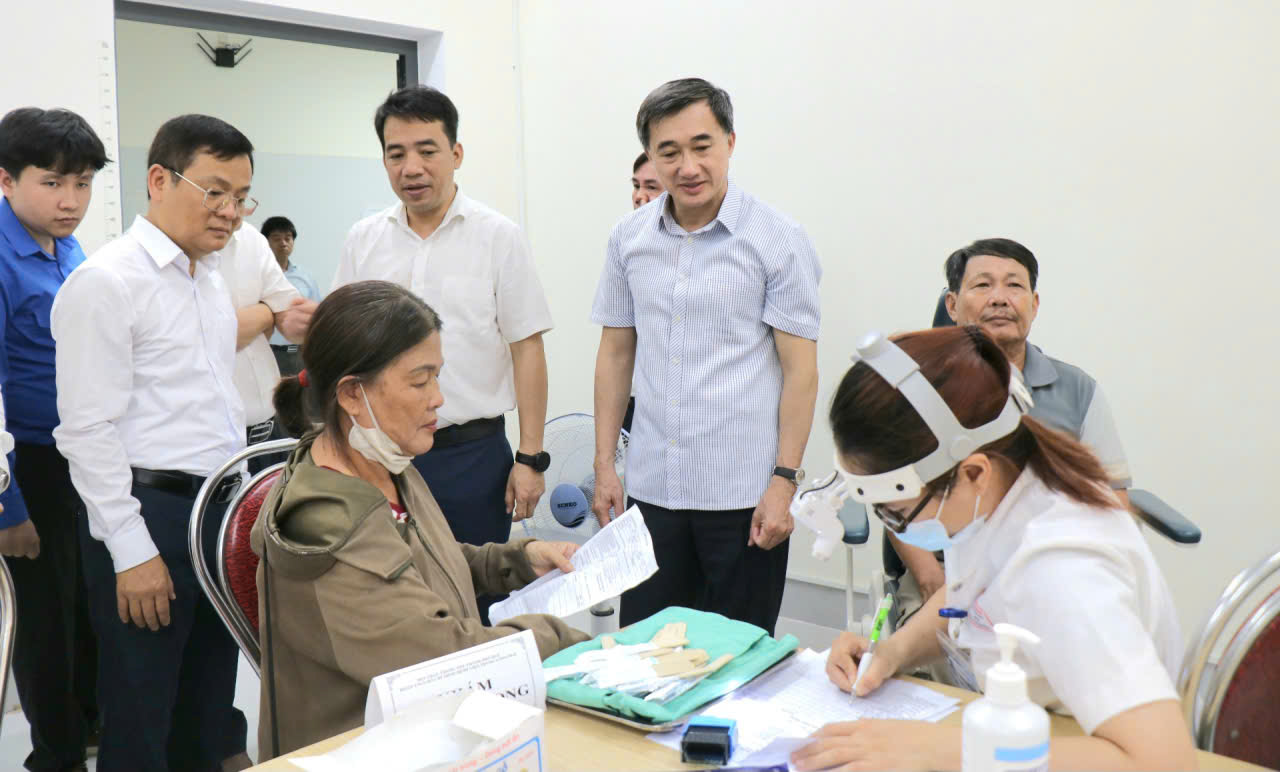 Thứ trưởng Bộ Y tế Trần Văn Thuấn dự chương trình khám sức khỏe miễn phí toàn dân tại Huế- Ảnh 3.