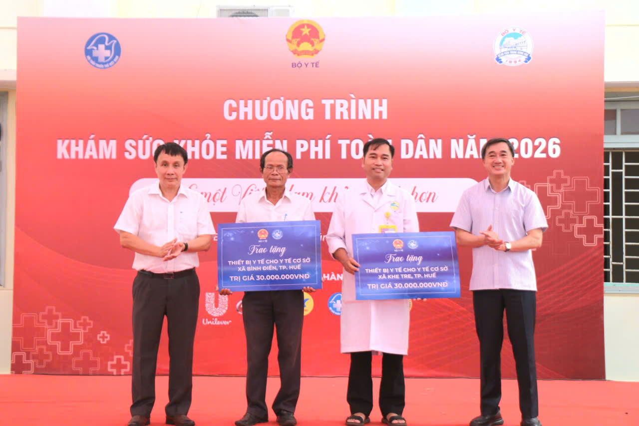 Thứ trưởng Bộ Y tế Trần Văn Thuấn dự chương trình khám sức khỏe miễn phí toàn dân tại Huế- Ảnh 2.
