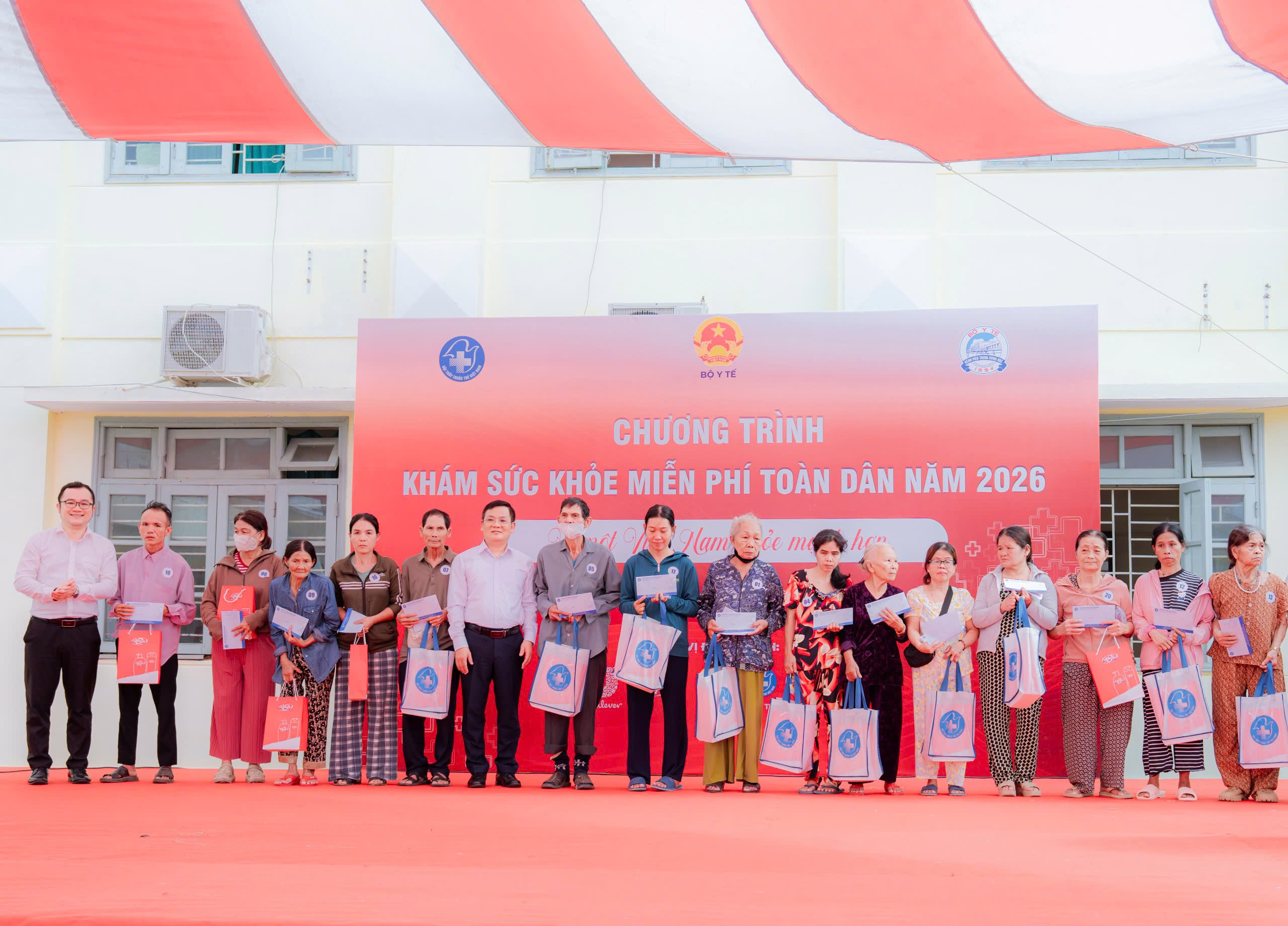 Gallery - Thứ trưởng Bộ Y tế Trần Văn Thuấn dự chương trình khám sức khỏe miễn phí toàn dân tại Huế - image 4