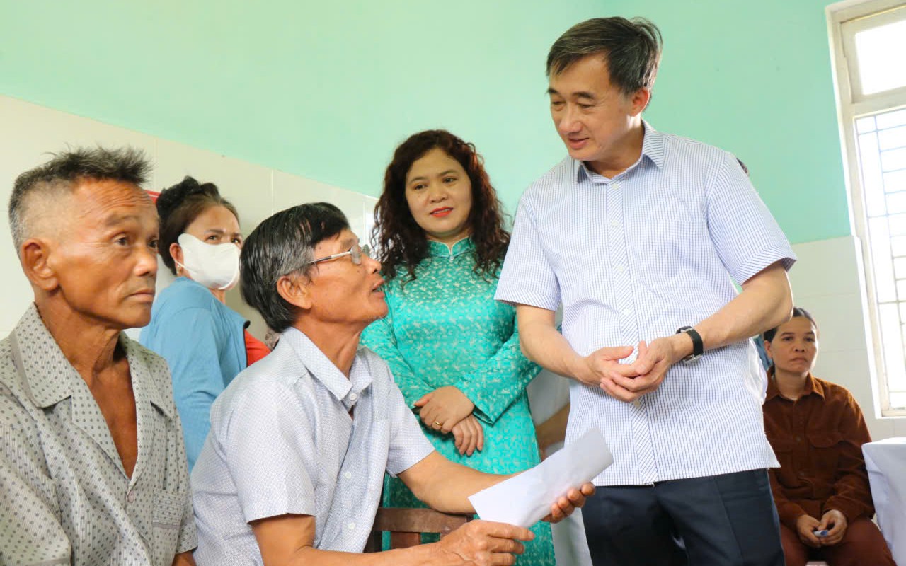 Thứ trưởng Bộ Y tế Trần Văn Thuấn thăm Mẹ Việt Nam Anh hùng, trao tặng quà bệnh nhân ung thư ở Huế- Ảnh 8.