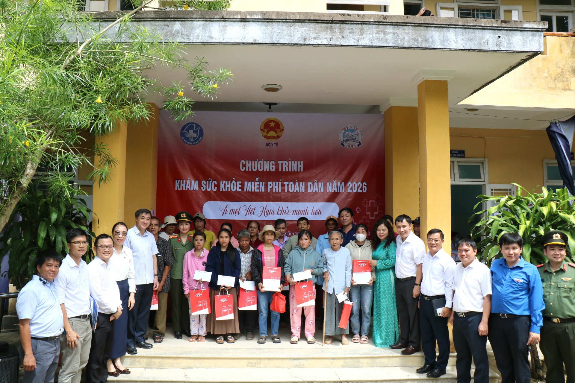 Thứ trưởng Bộ Y tế Trần Văn Thuấn dự chương trình khám sức khỏe miễn phí toàn dân tại Huế- Ảnh 9.