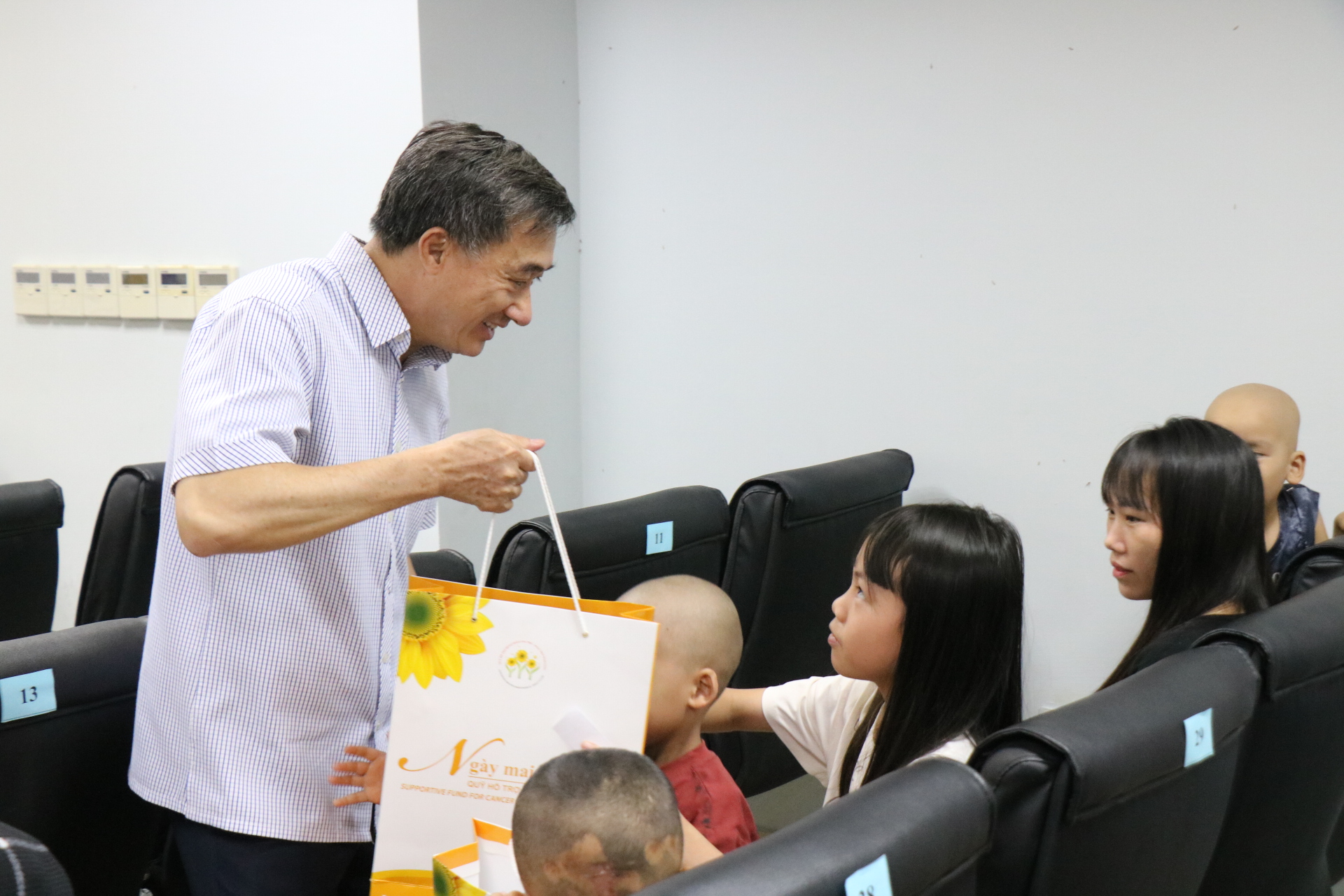 Thứ trưởng Bộ Y tế Trần Văn Thuấn thăm Mẹ Việt Nam Anh hùng, trao tặng quà bệnh nhân ung thư ở Huế- Ảnh 4.