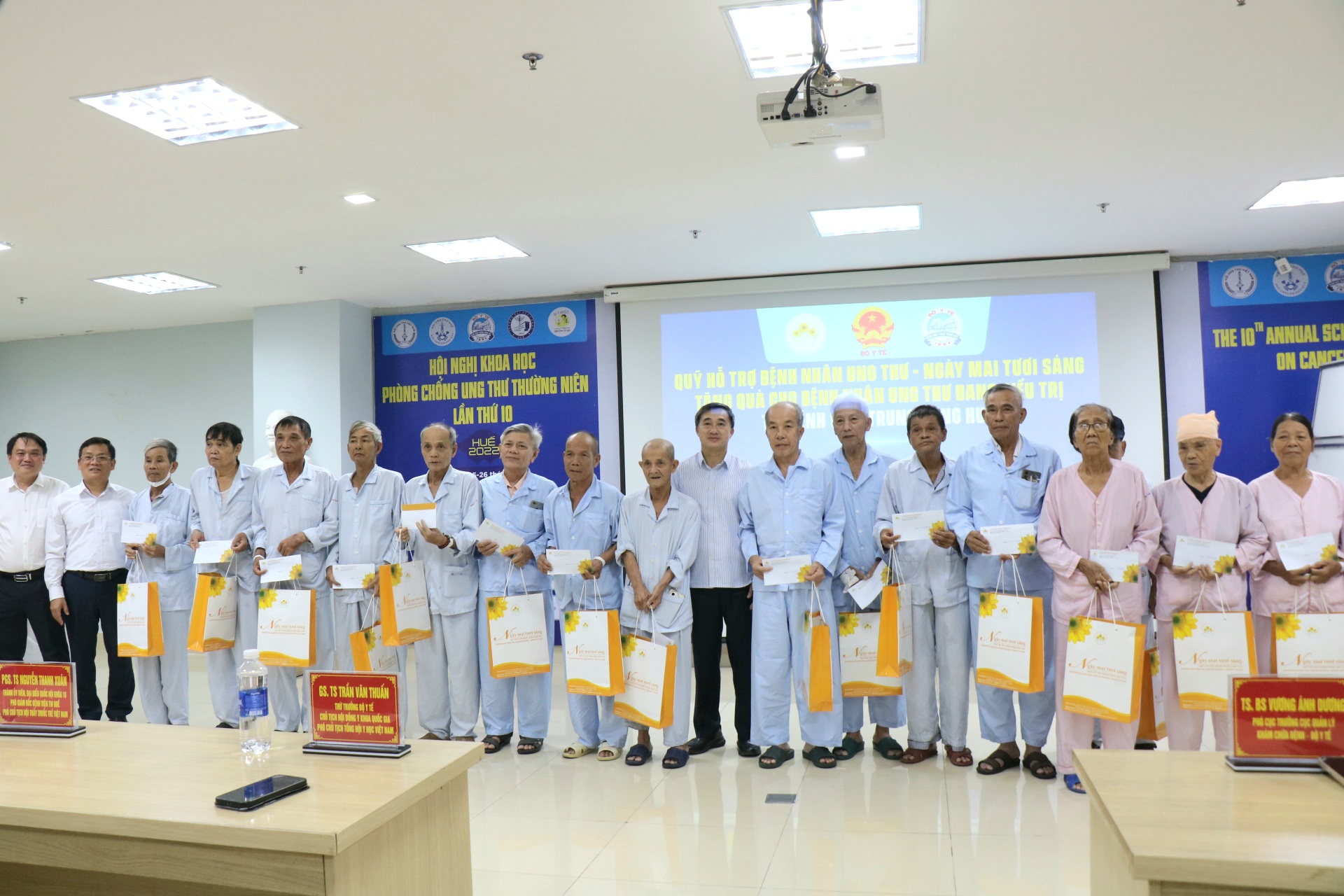 Thứ trưởng Bộ Y tế Trần Văn Thuấn thăm Mẹ Việt Nam Anh hùng, trao tặng quà bệnh nhân ung thư ở Huế- Ảnh 6.