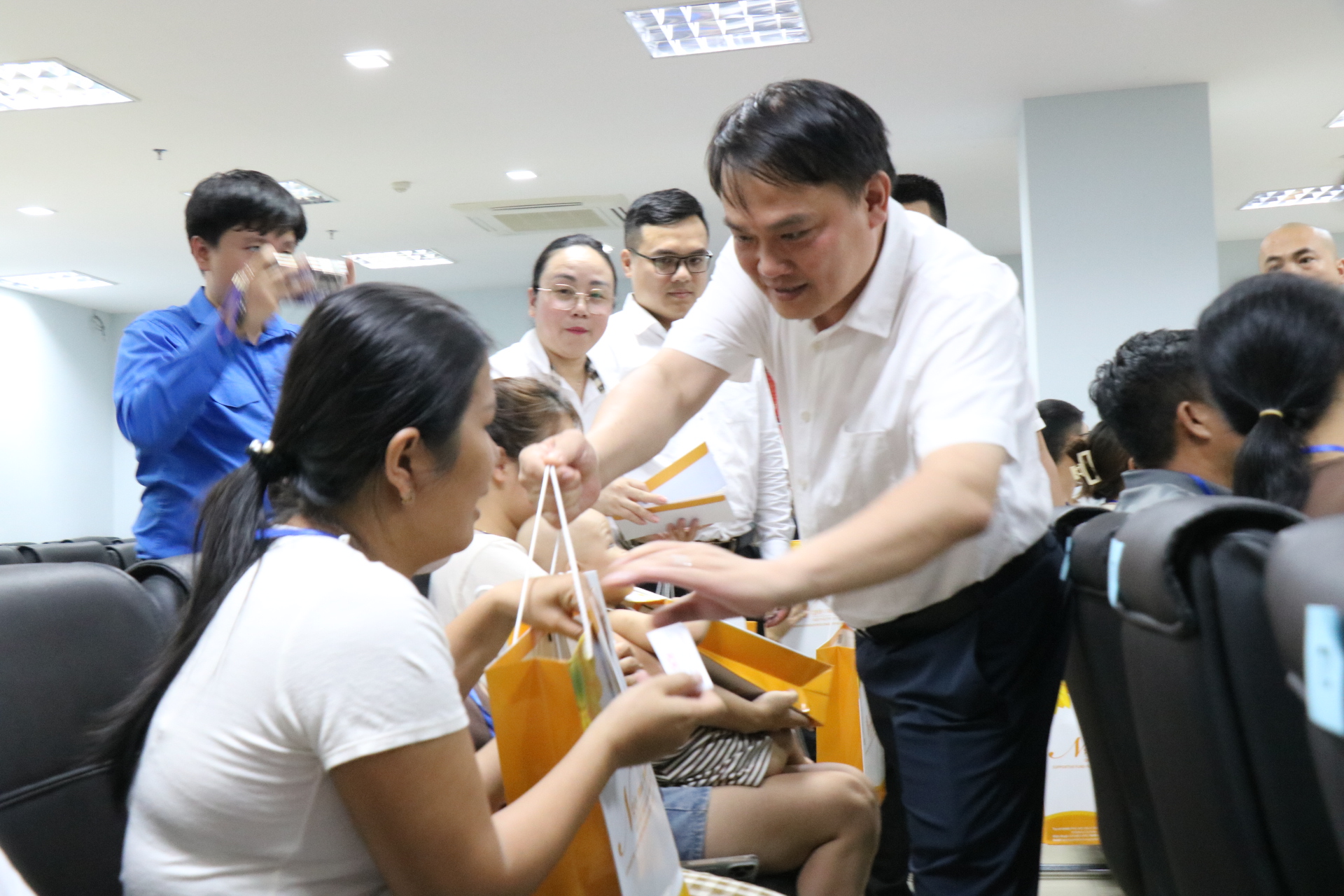 Thứ trưởng Bộ Y tế Trần Văn Thuấn thăm Mẹ Việt Nam Anh hùng, trao tặng quà bệnh nhân ung thư ở Huế- Ảnh 5.