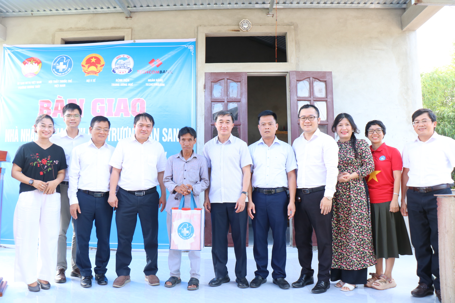 Thứ trưởng Bộ Y tế Trần Văn Thuấn thăm Mẹ Việt Nam Anh hùng, trao tặng quà bệnh nhân ung thư ở Huế- Ảnh 7.