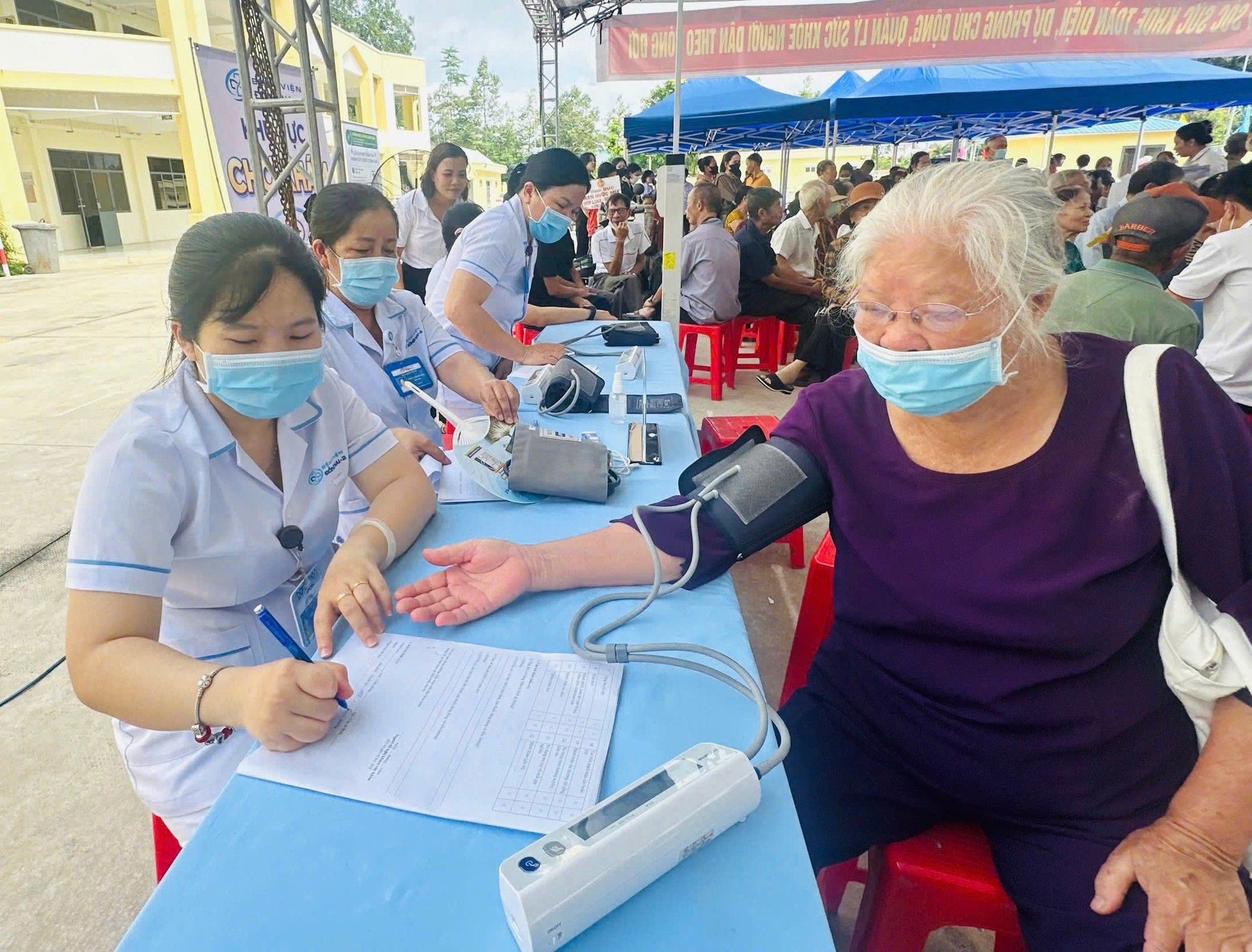Hội Thầy thuốc trẻ Việt Nam mở rộng khám sức khỏe toàn dân, ứng dụng công nghệ số - Ảnh 14.