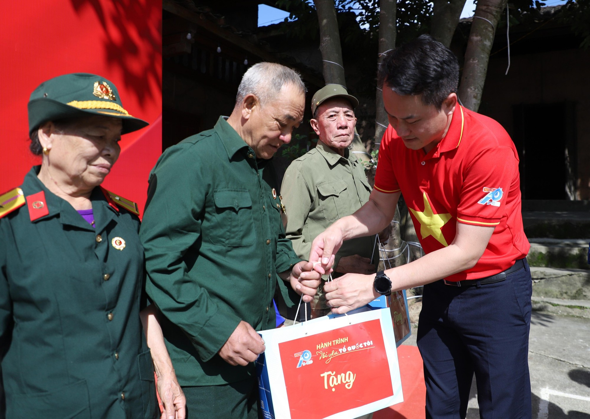 Hành trình 'Tôi yêu Tổ quốc tôi' đến Cột cờ Lũng Cú - Ảnh 5.