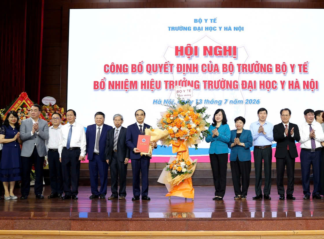 Bộ trưởng Bộ Y tế Đào Hồng Lan trao quyết định bổ nhiệm Hiệu trưởng Trường Đại học Y Hà Nội - Ảnh 3.