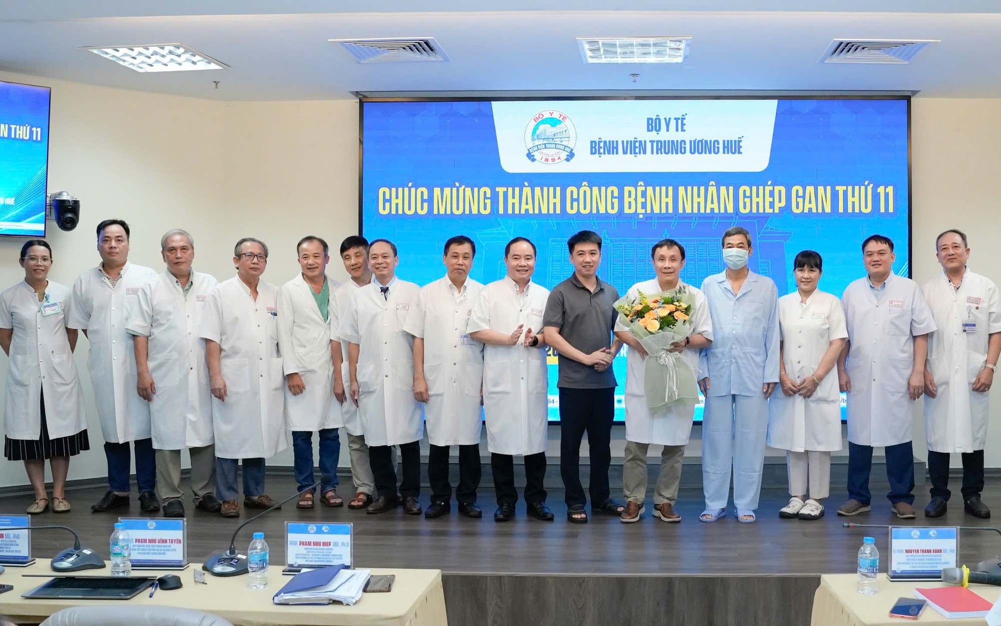 Trao Kỷ niệm chương 'Vì sức khỏe nhân dân' cho gia đình người hiến tạng- Ảnh 4.
