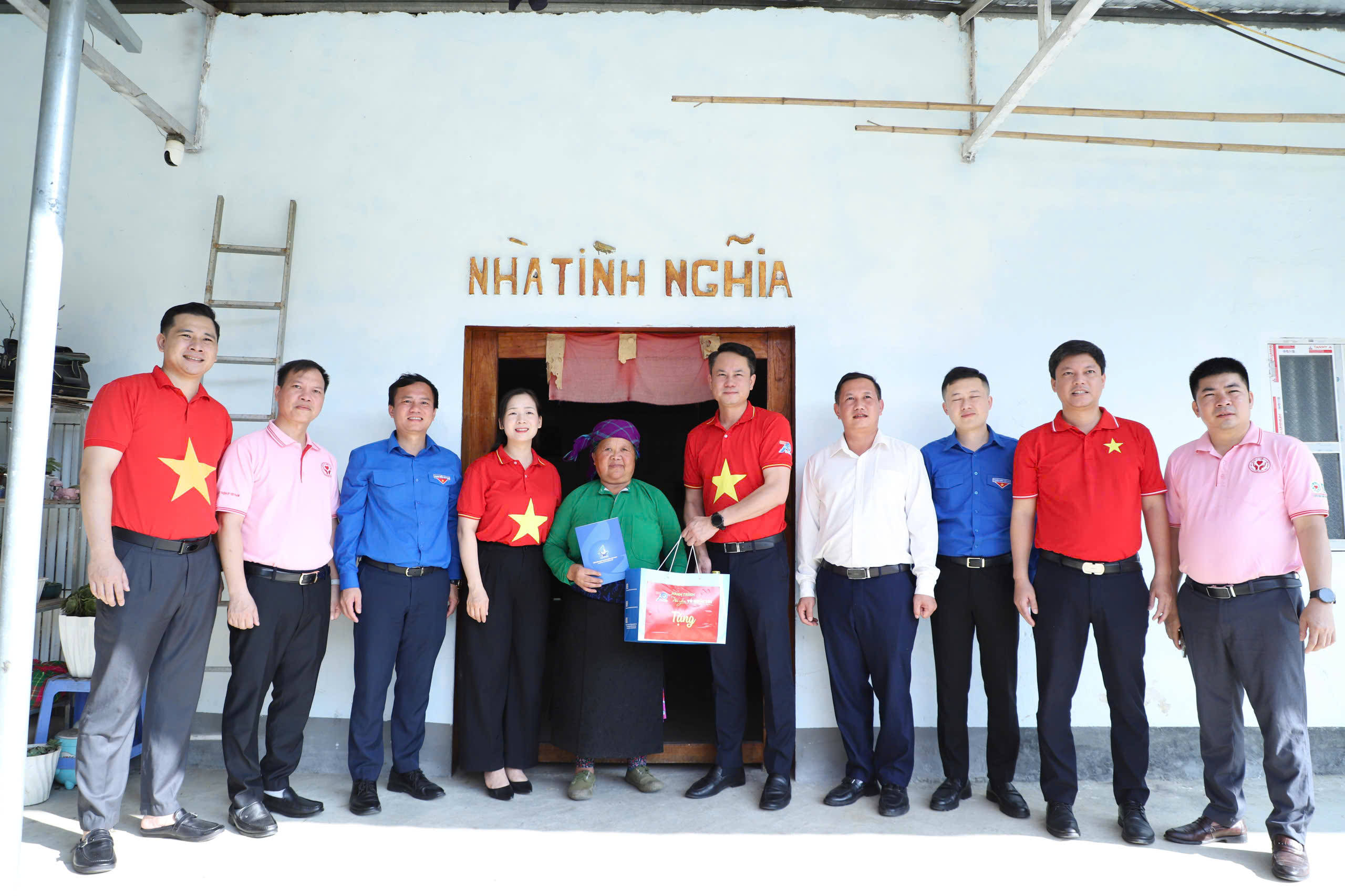 Hành trình 'Tôi yêu Tổ quốc tôi' đến Cột cờ Lũng Cú - Ảnh 6.