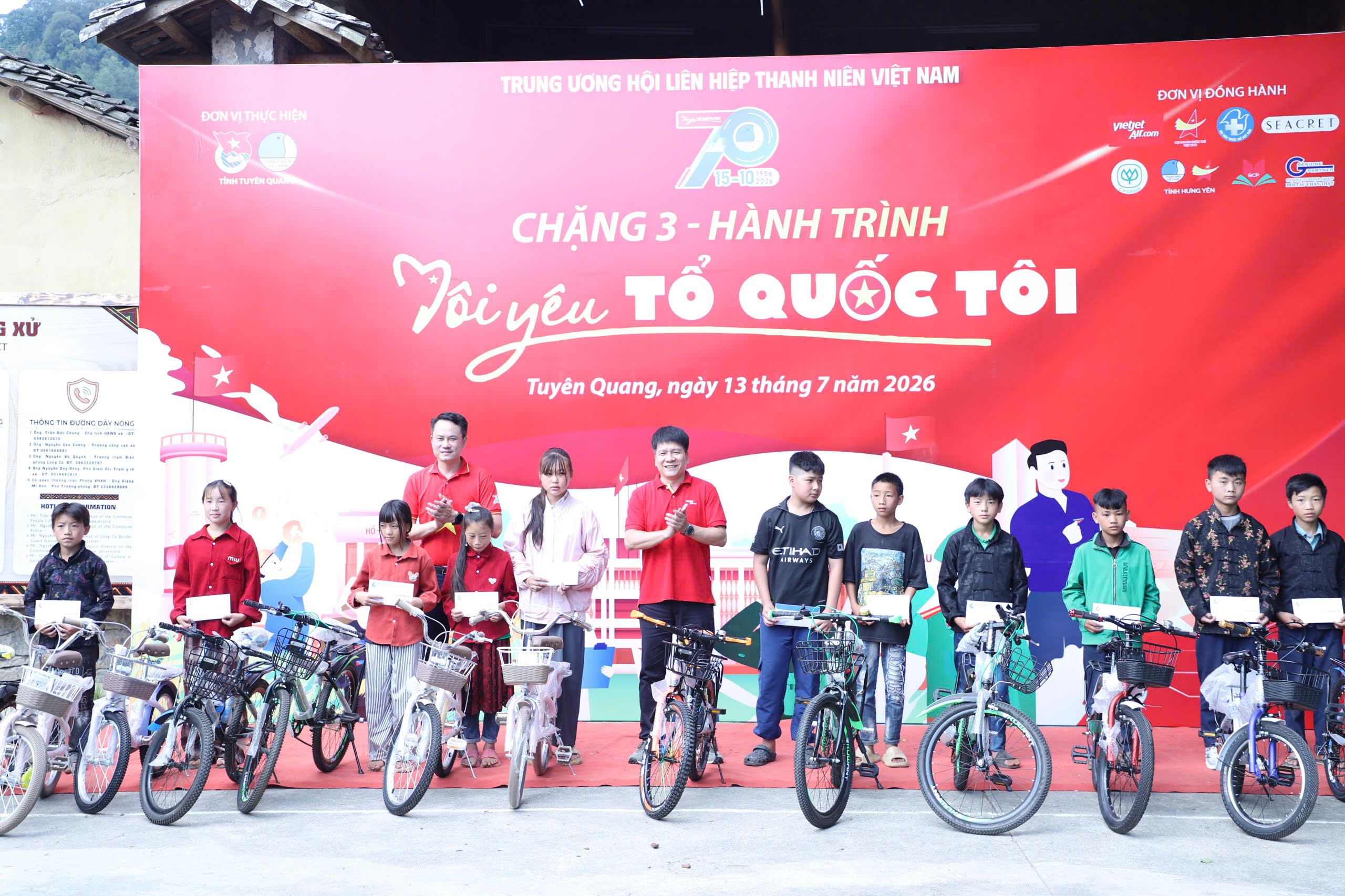 Hành trình 'Tôi yêu Tổ quốc tôi' đến Cột cờ Lũng Cú - Ảnh 4.