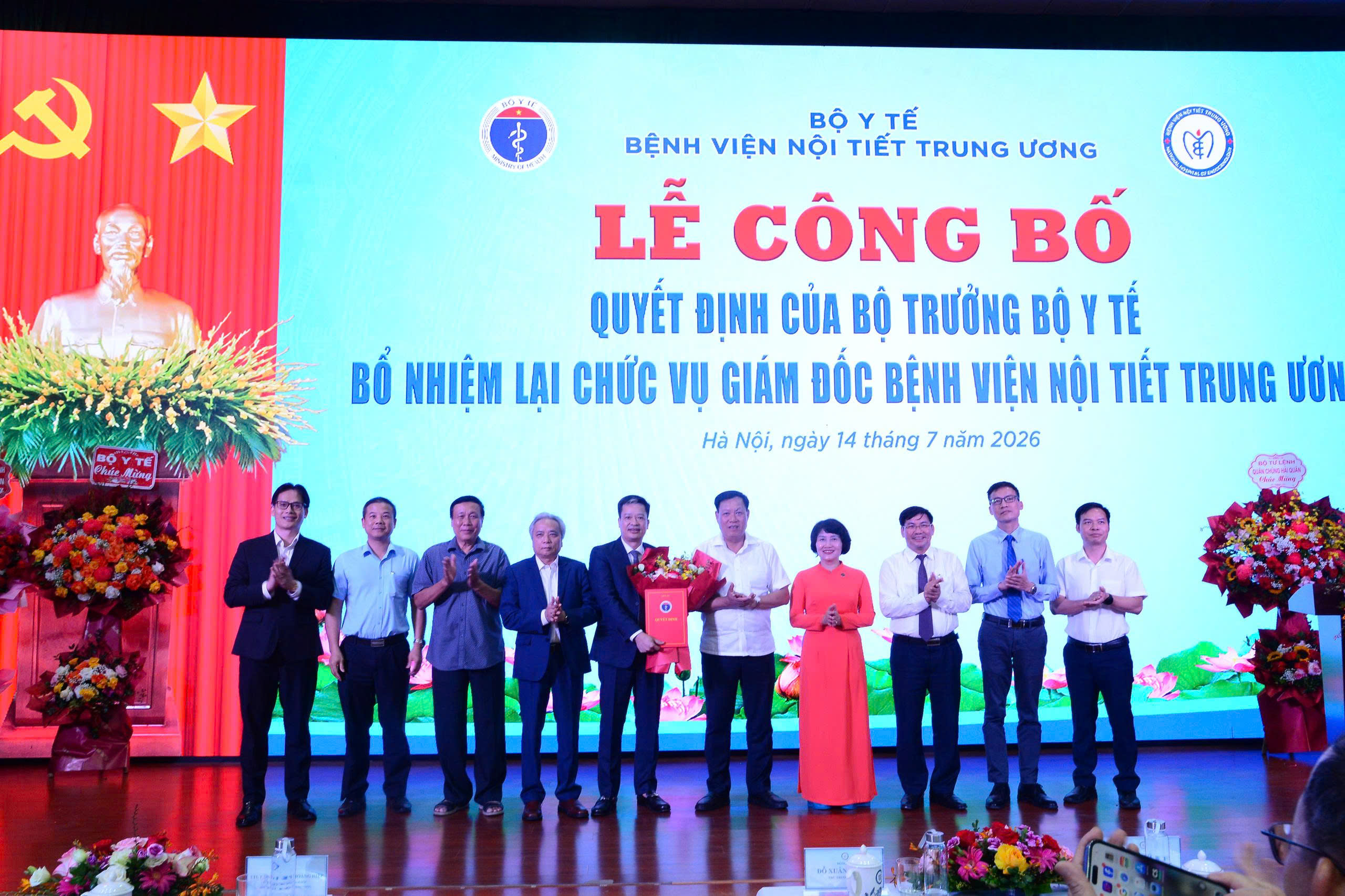 Thứ trưởng Bộ Y tế Đỗ Xuân Tuyên trao quyết định bổ nhiệm lại Giám đốc Bệnh viện Nội tiết Trung ương- Ảnh 3.