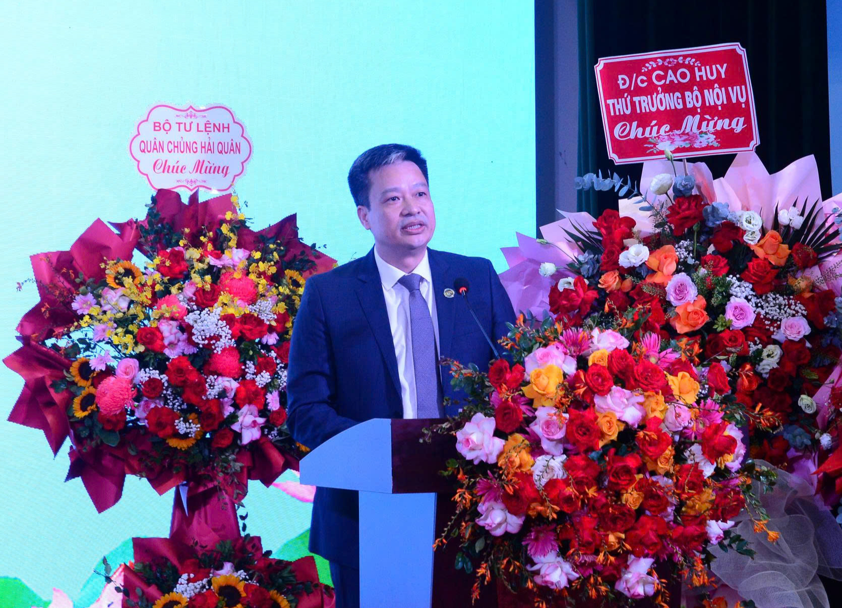 Thứ trưởng Bộ Y tế Đỗ Xuân Tuyên trao quyết định bổ nhiệm lại Giám đốc Bệnh viện Nội tiết Trung ương- Ảnh 4.
