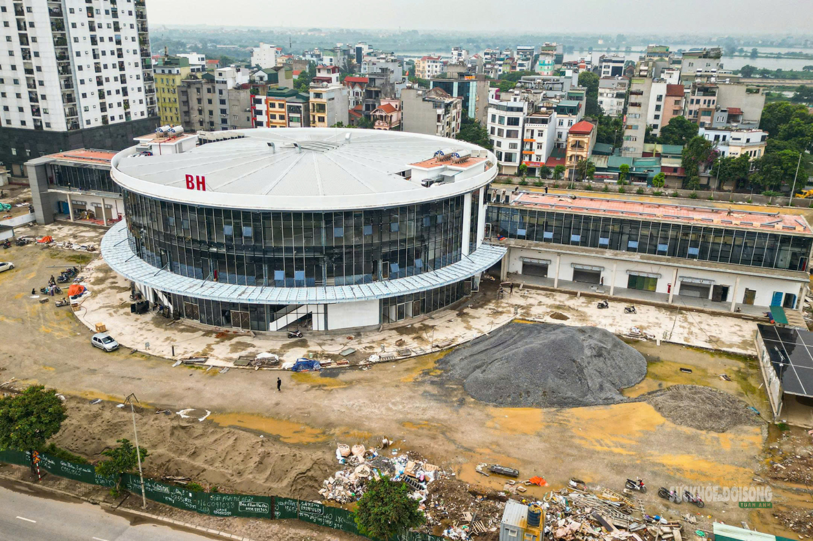 Cận cảnh bến xe hình tròn độc đáo bên đường Vành đai 3 Hà Nội- Ảnh 2.