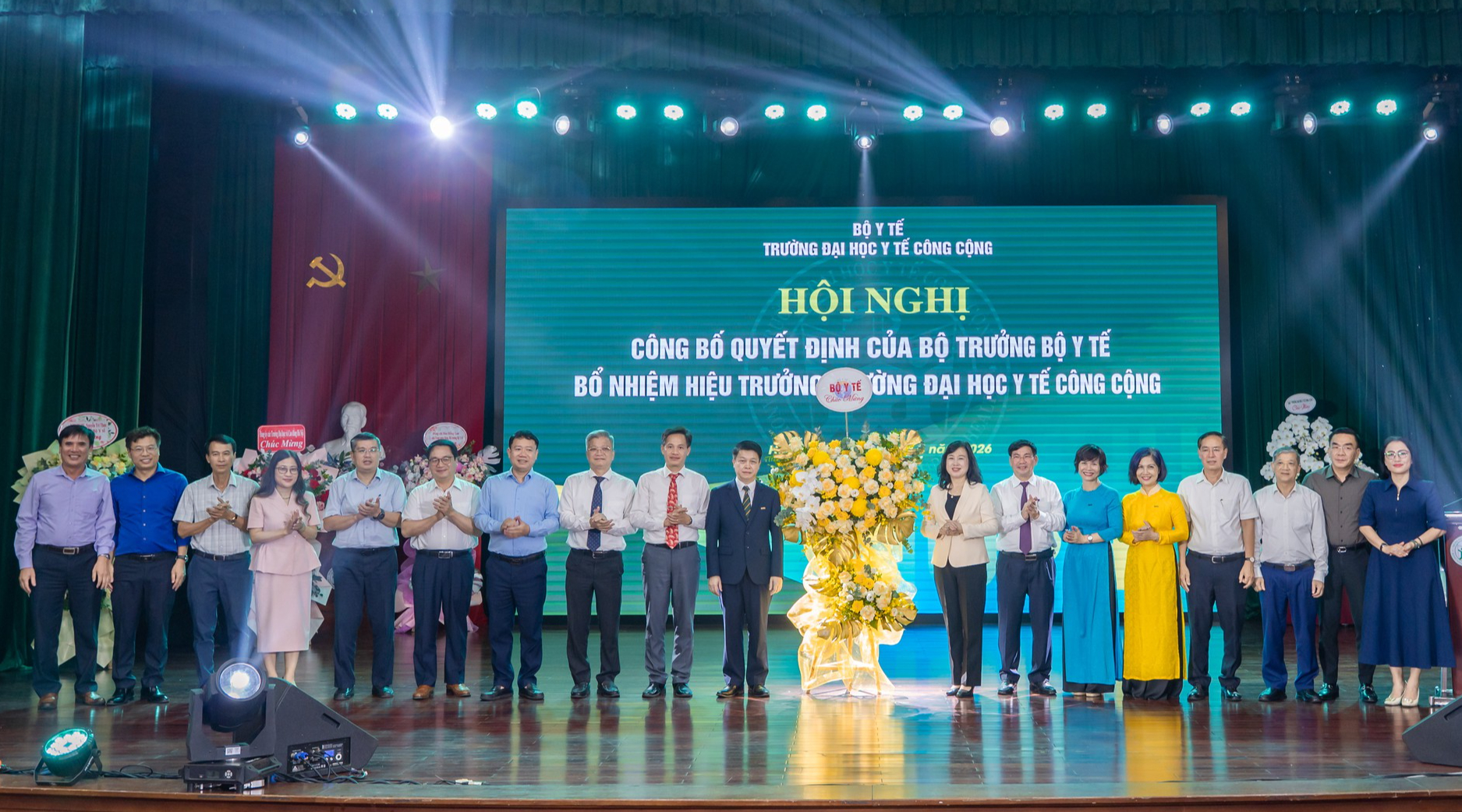 Bộ trưởng Bộ Y tế Đào Hồng Lan trao quyết định bổ nhiệm Hiệu trưởng Trường Đại học Y tế Công cộng- Ảnh 6.