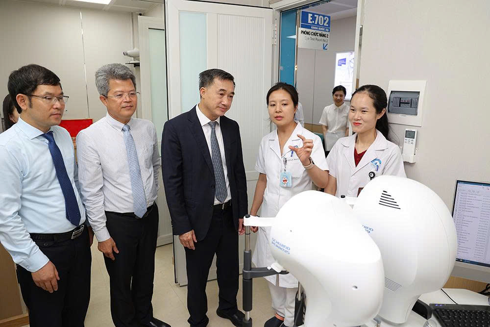 Thứ trưởng Trần Văn Thuấn trao quyết định bổ nhiệm Phó Giám đốc Bệnh viện Mắt Trung ương- Ảnh 6.