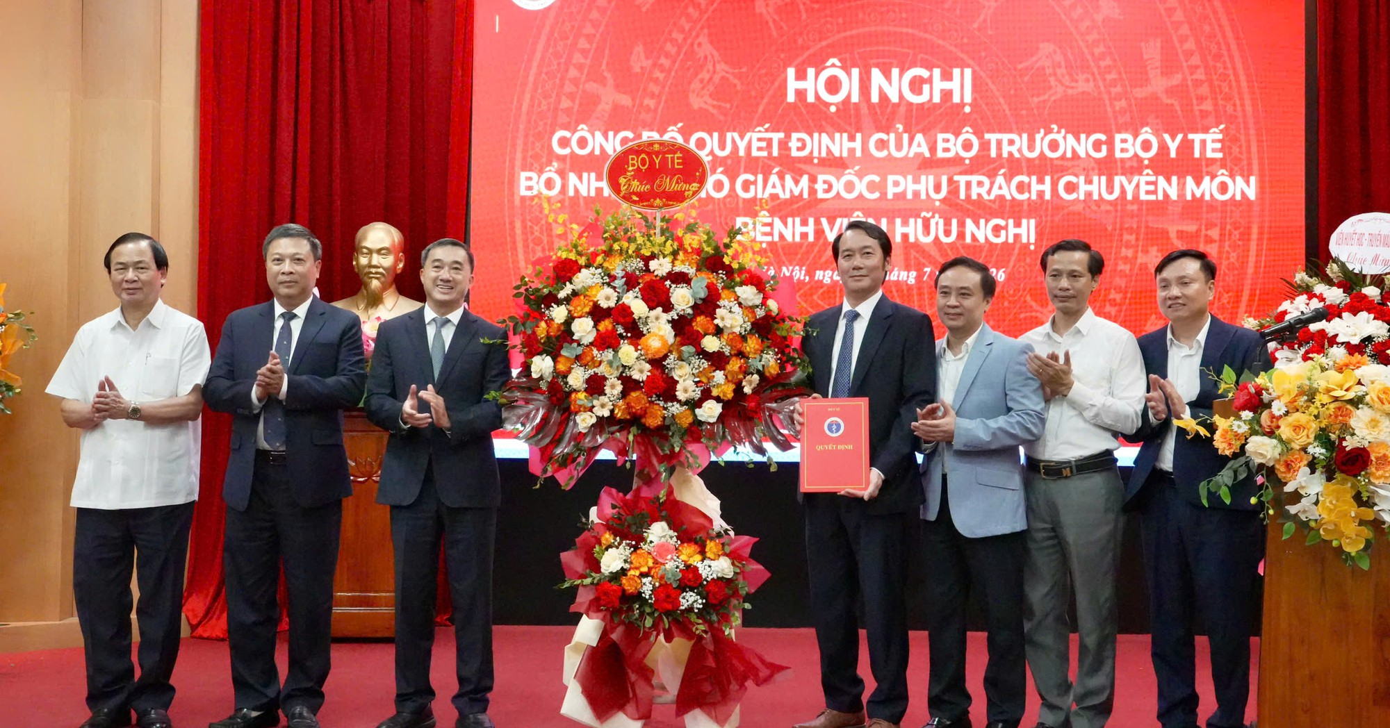 Thứ trưởng Trần Văn Thuấn trao quyết định bổ nhiệm Phó Giám đốc Bệnh viện Hữu Nghị - Ảnh 3.