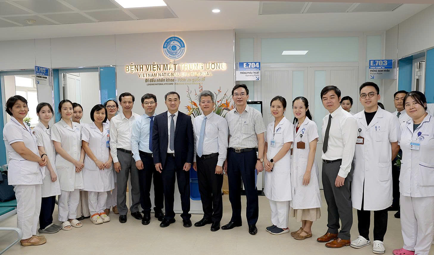 Thứ trưởng Trần Văn Thuấn trao quyết định bổ nhiệm Phó Giám đốc Bệnh viện Mắt Trung ương- Ảnh 9.