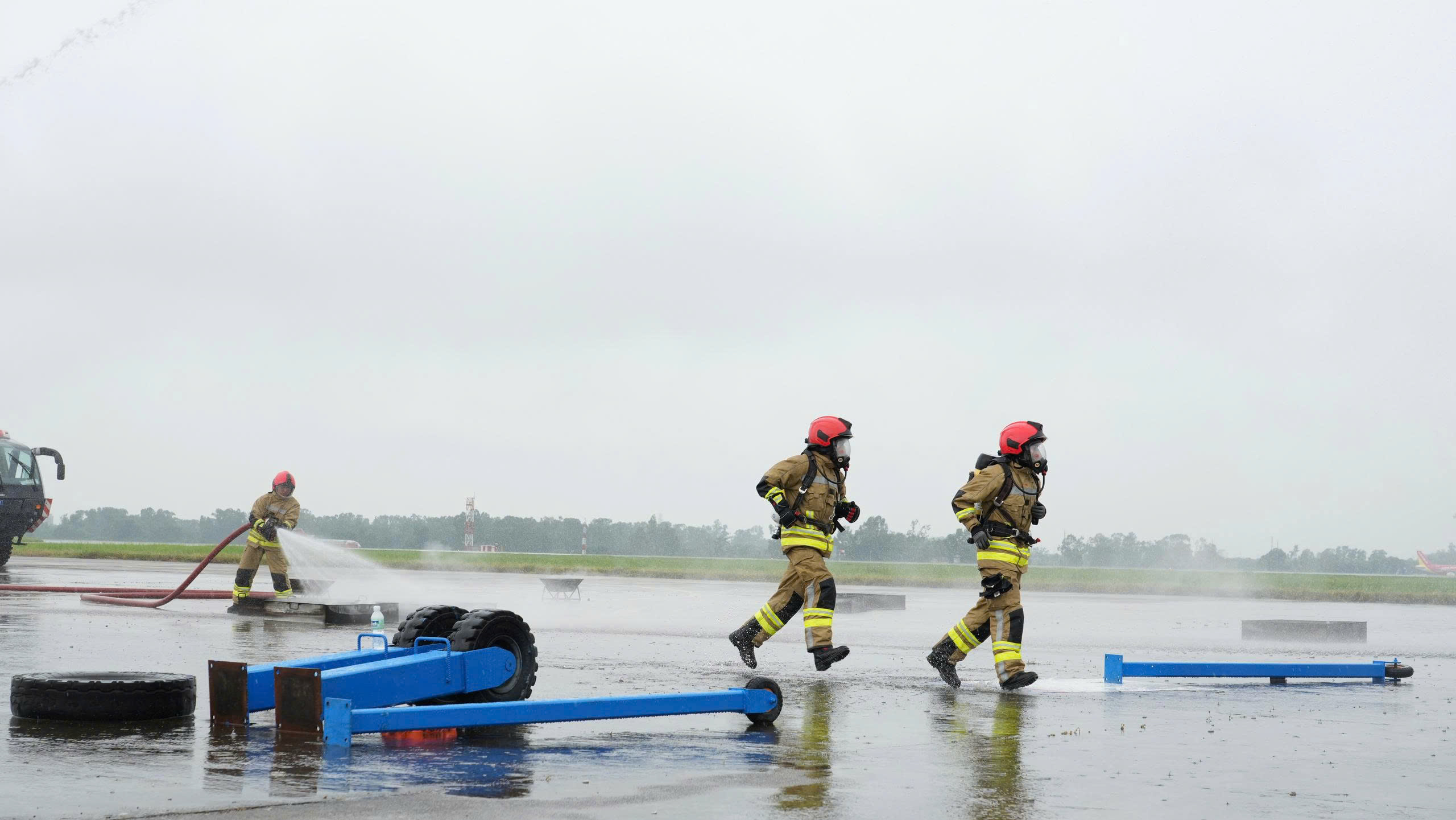 Điều gì xảy ra khi máy bay bốc cháy trên đường băng?- Ảnh 9.