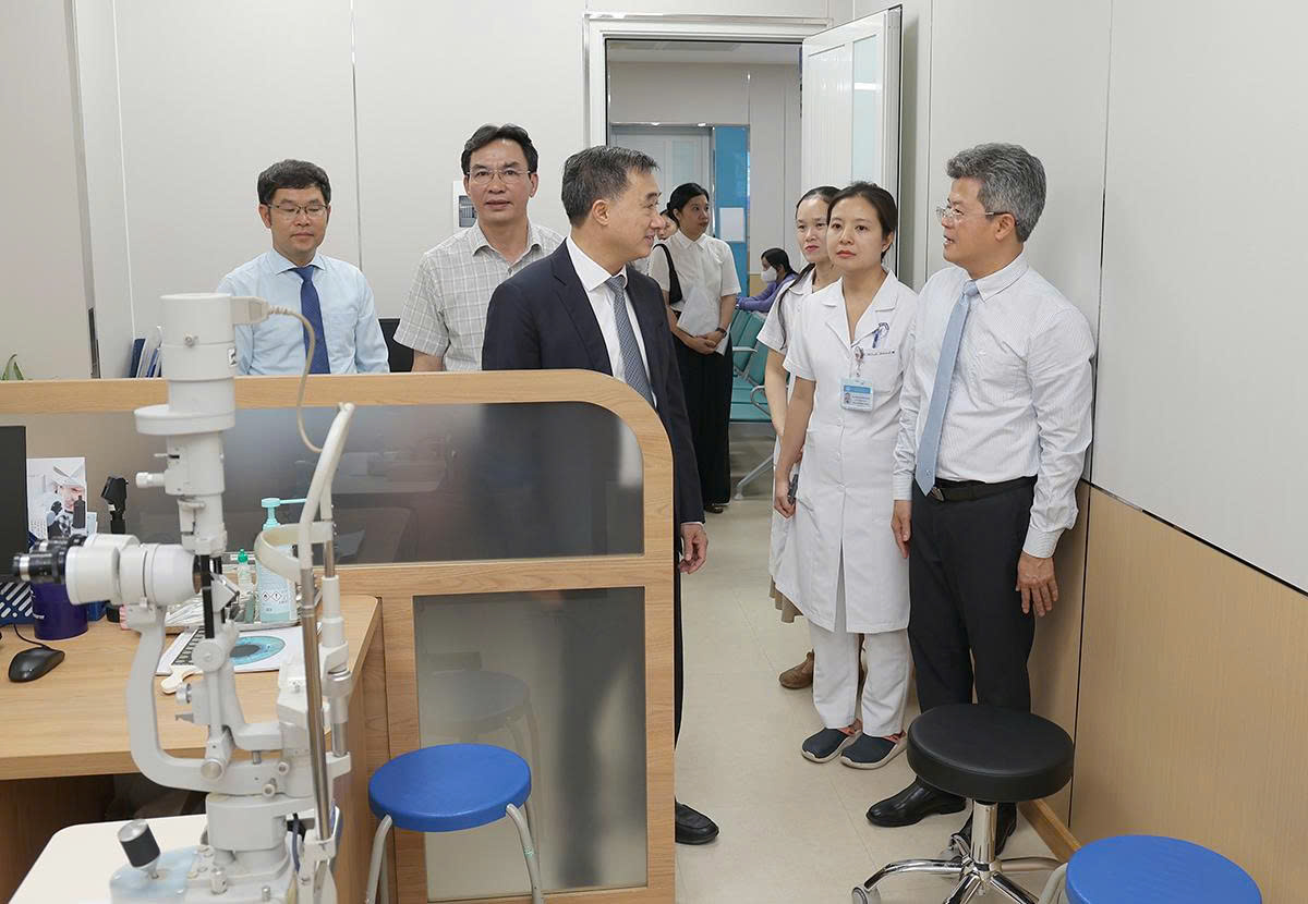 Thứ trưởng Trần Văn Thuấn trao quyết định bổ nhiệm Phó Giám đốc Bệnh viện Mắt Trung ương- Ảnh 8.