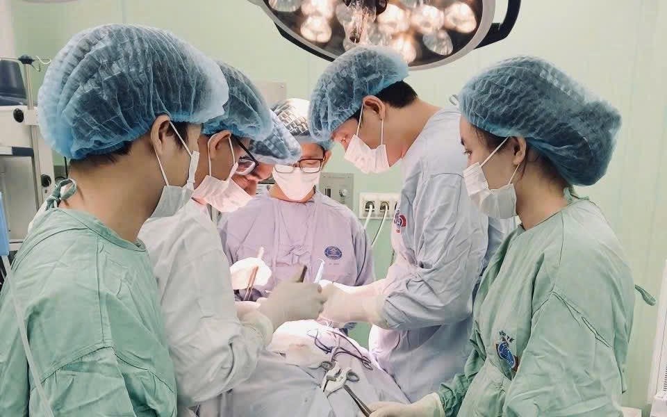 Chủ quan với khối u dưới tai, người bệnh suýt bị liệt mặt- Ảnh 3.