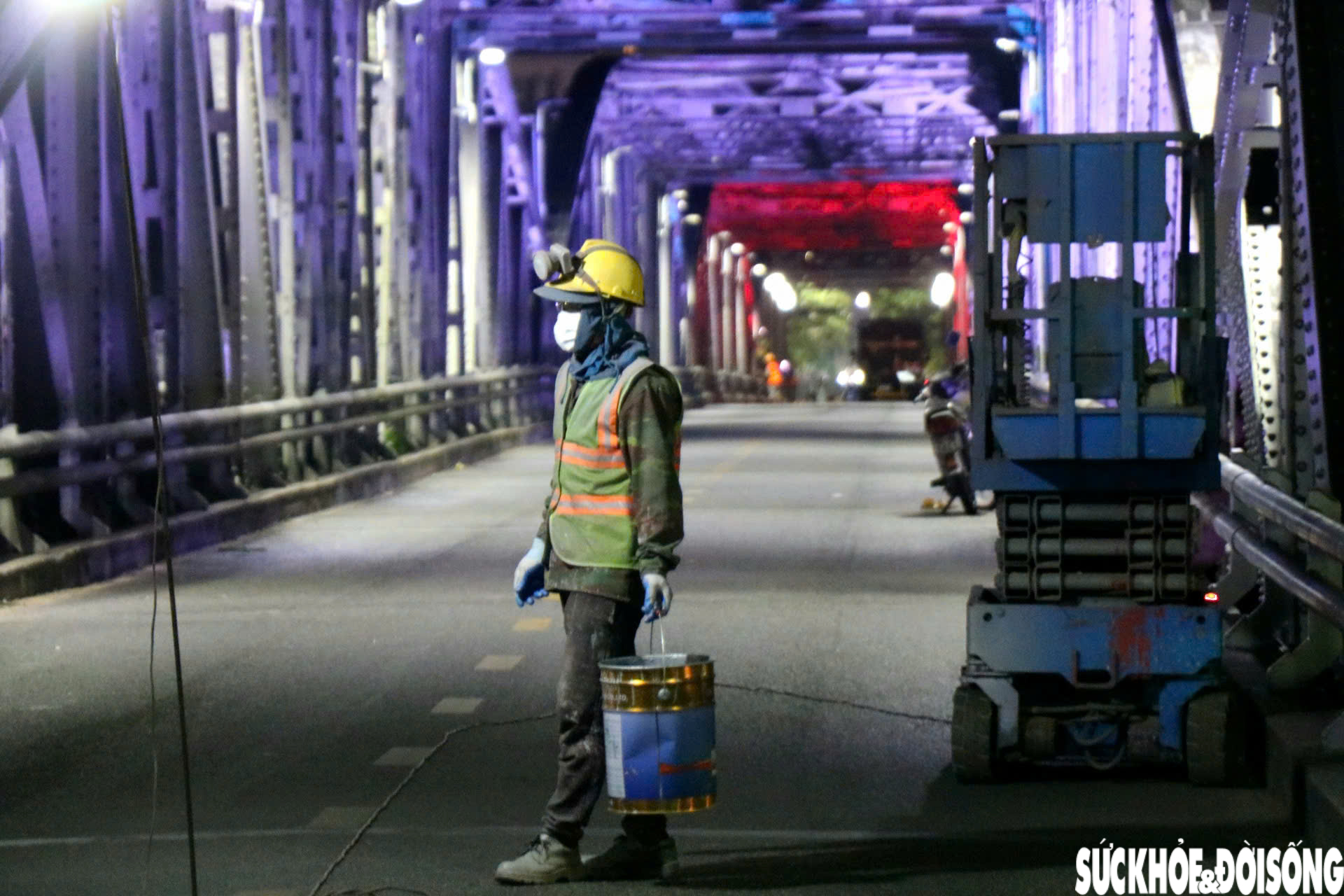 Cận cảnh công nhân xuyên đêm 'khoác áo mới' cho cầu Trường Tiền- Ảnh 11.