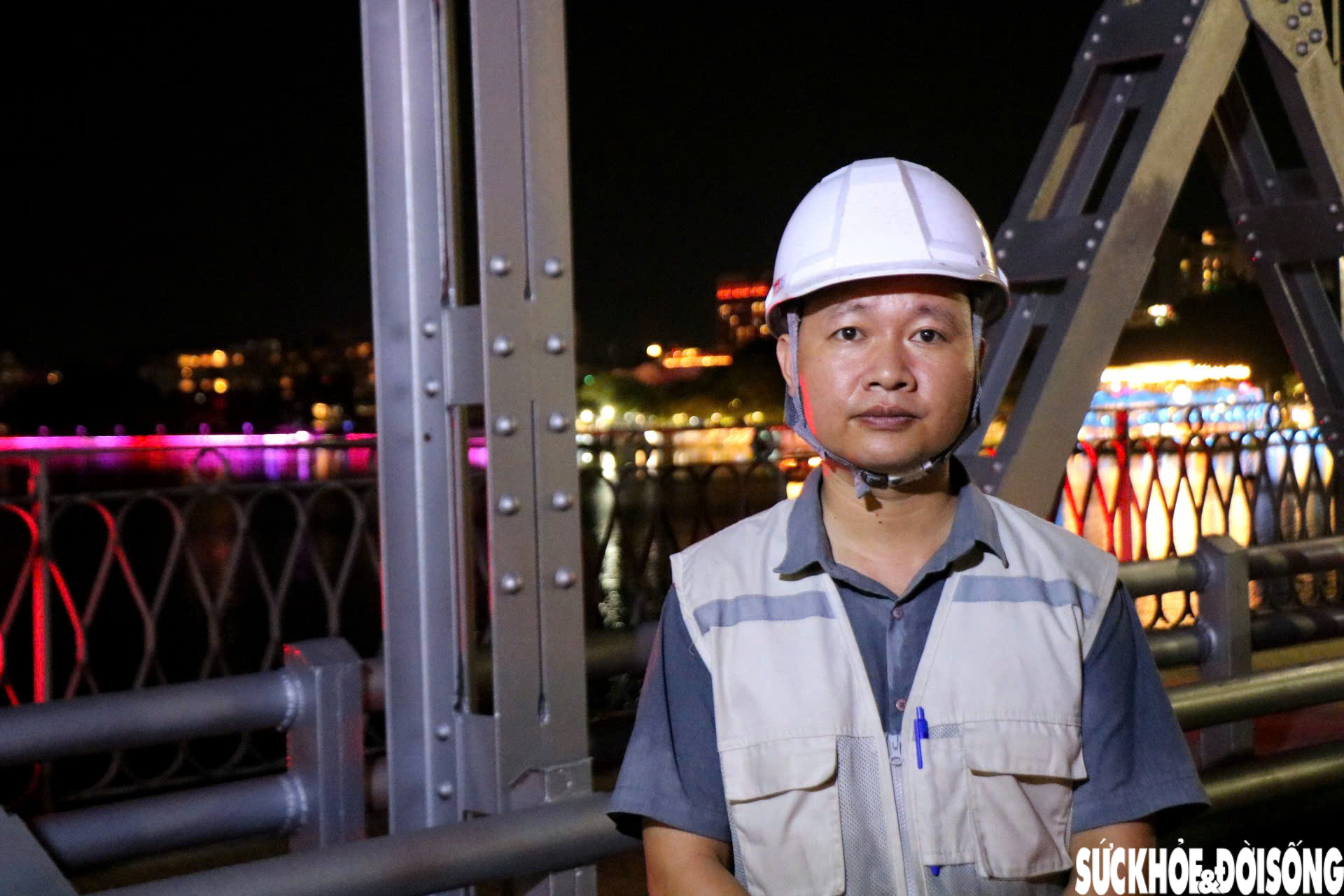 Cận cảnh công nhân xuyên đêm 'khoác áo mới' cho cầu Trường Tiền- Ảnh 12.