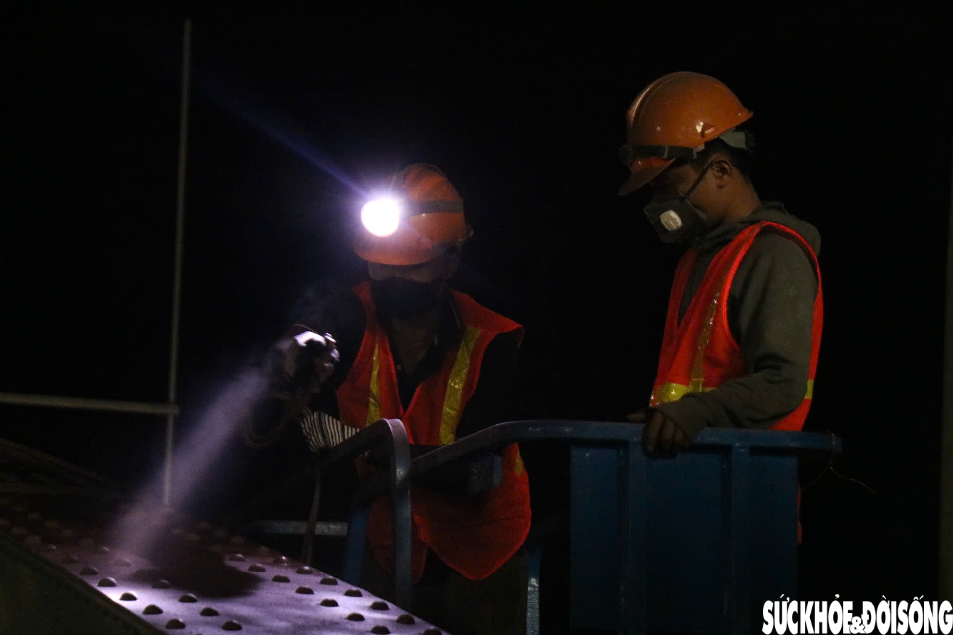 Cận cảnh công nhân xuyên đêm 'khoác áo mới' cho cầu Trường Tiền- Ảnh 13.