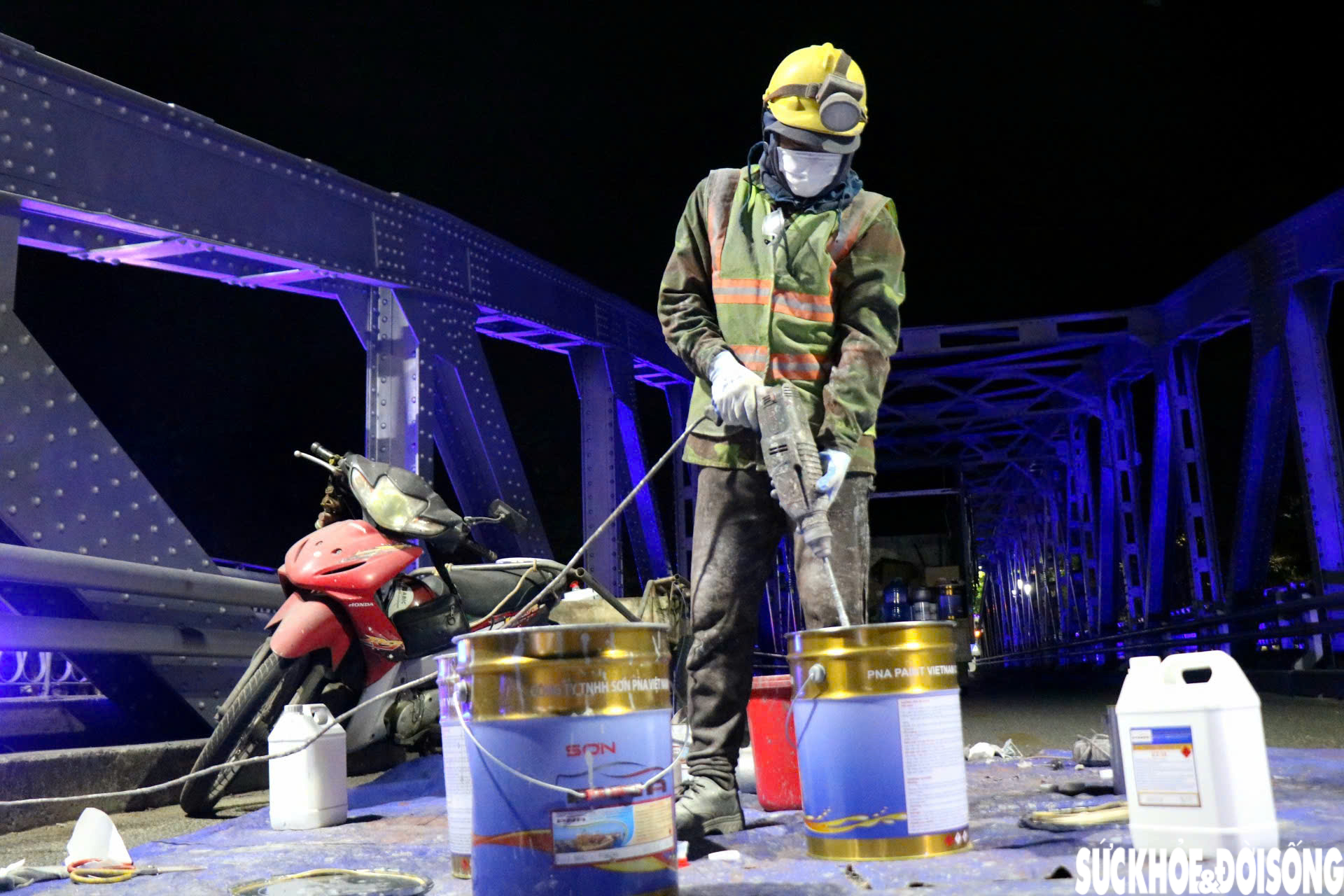 Cận cảnh công nhân xuyên đêm 'khoác áo mới' cho cầu Trường Tiền- Ảnh 7.