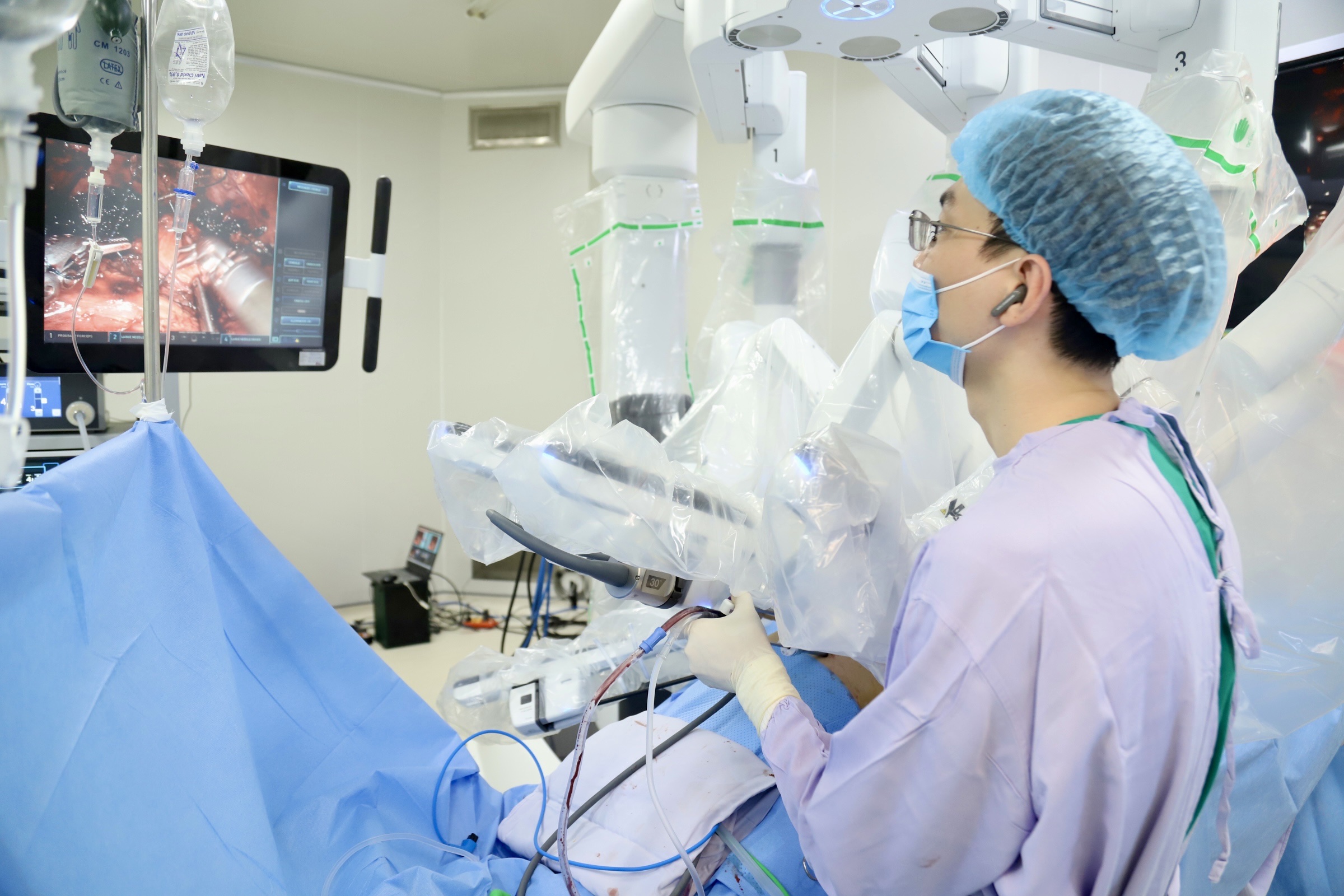 Kỷ nguyên mới của ngoại khoa ung thư: Đẩy mạnh ứng dụng robot trong phẫu thuật chuỗi ca bệnh khó- Ảnh 2.