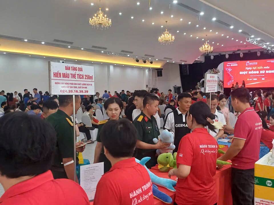 Gallery - Hàng nghìn người chung tay hiến máu, lan tỏa nghĩa cử cứu người ở xứ Nghệ - image 3
