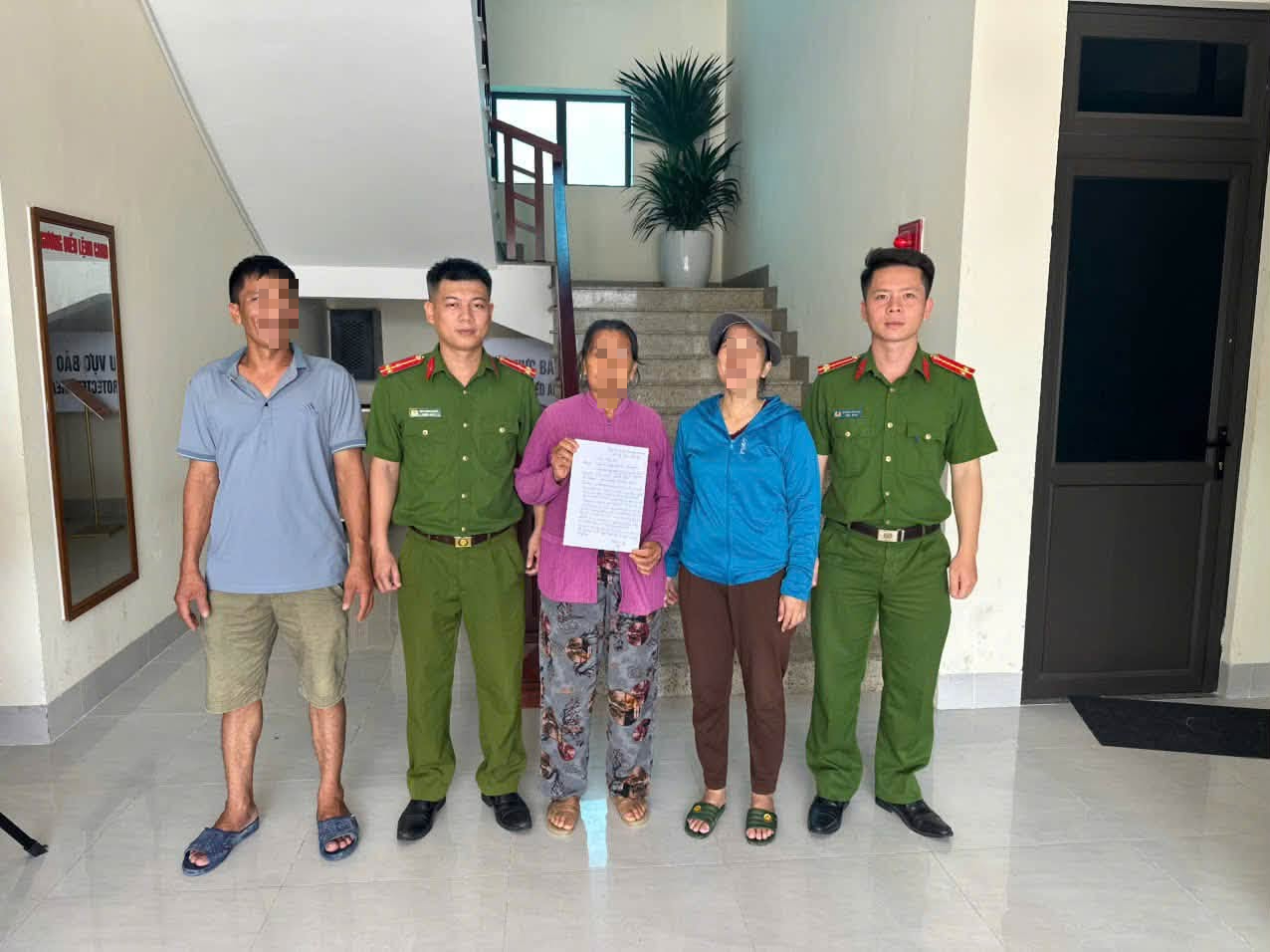Cụ bà 70 tuổi đi bán 19 chỉ vàng vì tin lời 'công an'- Ảnh 3.